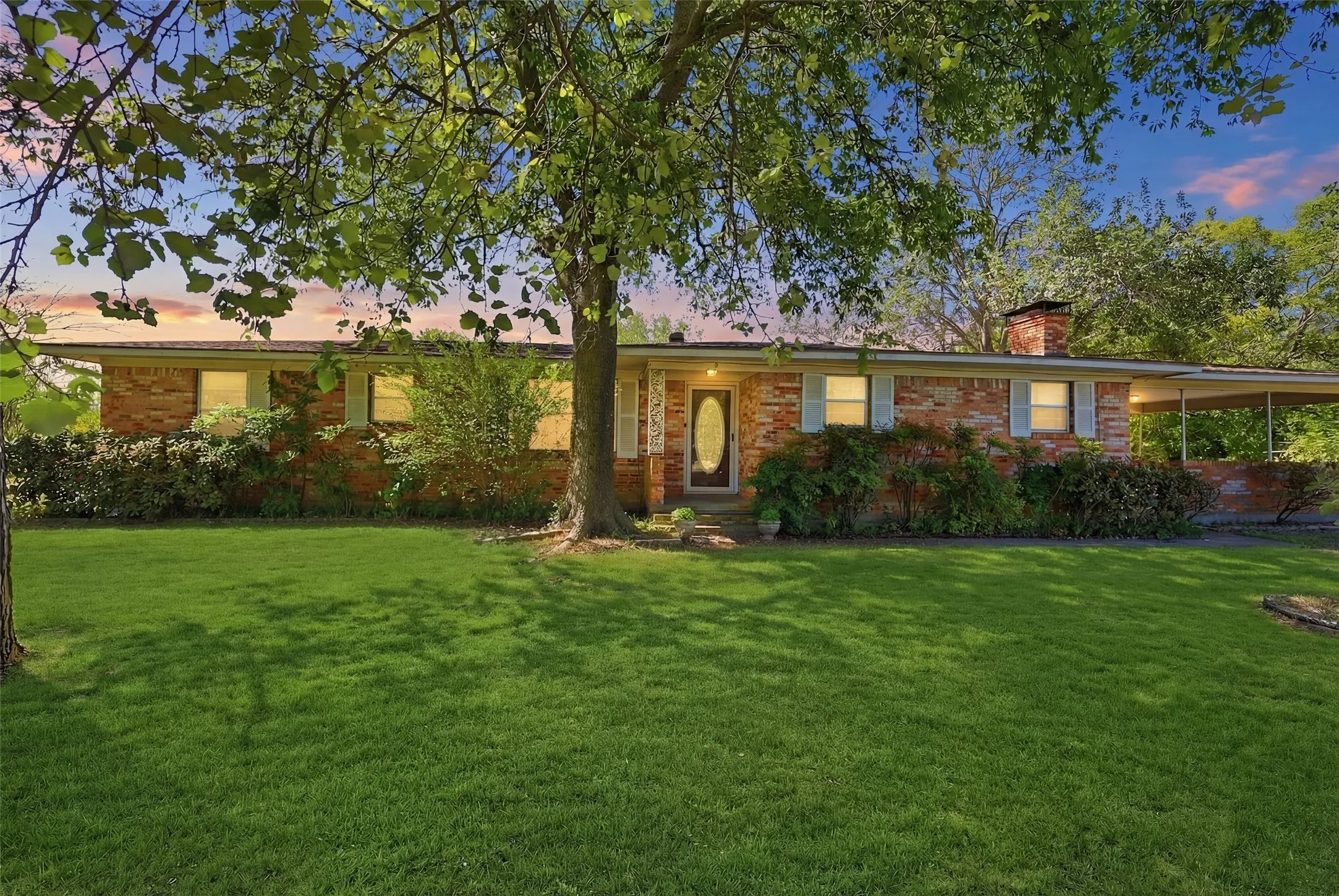 Single Family Residence For Sale in Fannin County , 619 W Hayes Street, Savoy, Texas 75479, 4 Bedroom, 2 Bathroom, Garage spaces, 1,734 Sqft, built in 1964, Preowned, mls#21226591, Real Estate Agent in Savoy, Homes For Sale in Fannin county, Homes For Sale in Savoy, Realtor in Savoy Texas, Real Estate Brokerage Independent Realty Texas, Luminita Cordes Realtor