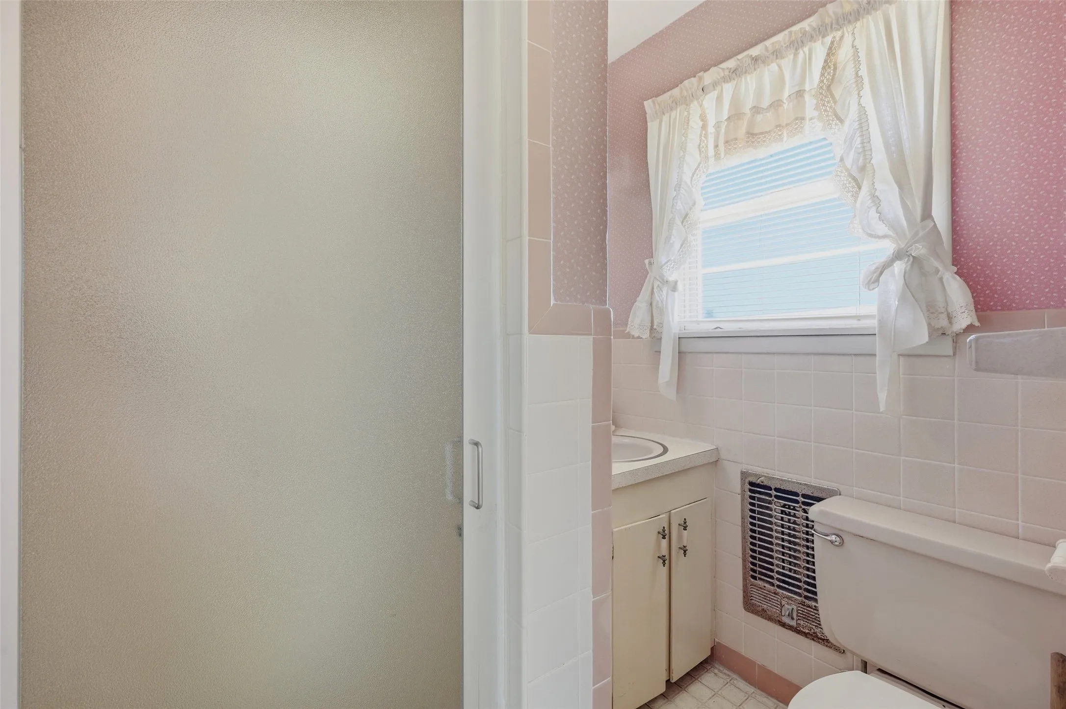 Primary Bath w/Walk-in Shower