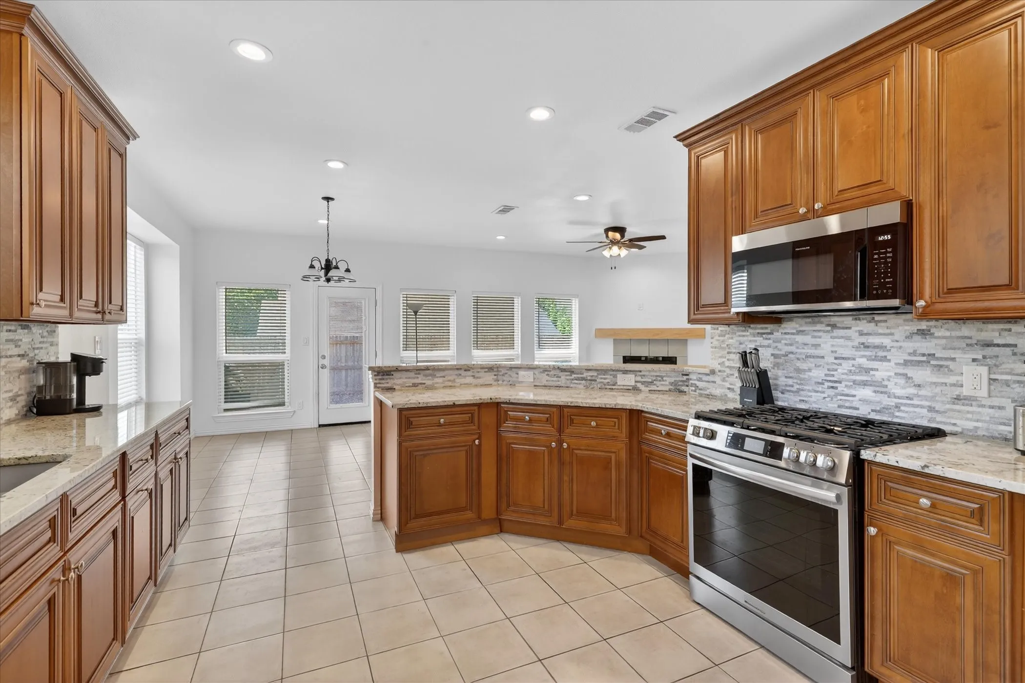 Single Family Residence For Sale in Tarrant County , 3304 Landhope Circle, Arlington, Texas 76016, 3 Bedroom, 2 Bathroom, 2 Garage spaces, 2,006 Sqft, built in 2001, mls#21235668, Real Estate Agent in Arlington, Homes For Sale in Tarrant county, Homes For Sale in Arlington, Realtor in Arlington Texas, Real Estate Brokerage Independent Realty Texas, Luminita Cordes Realtor