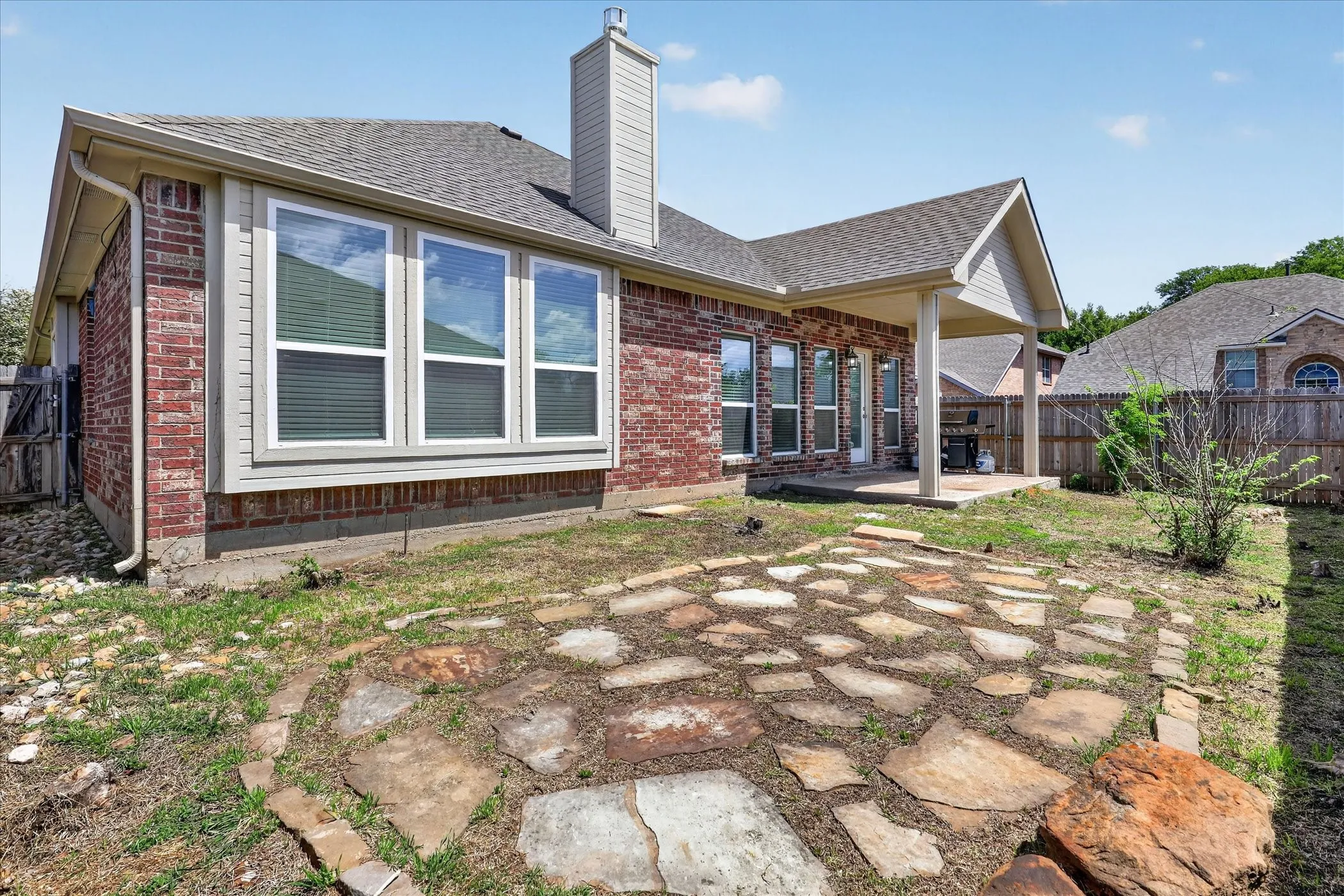 Single Family Residence For Sale in Tarrant County , 3304 Landhope Circle, Arlington, Texas 76016, 3 Bedroom, 2 Bathroom, 2 Garage spaces, 2,006 Sqft, built in 2001, mls#21235668, Real Estate Agent in Arlington, Homes For Sale in Tarrant county, Homes For Sale in Arlington, Realtor in Arlington Texas, Real Estate Brokerage Independent Realty Texas, Luminita Cordes Realtor