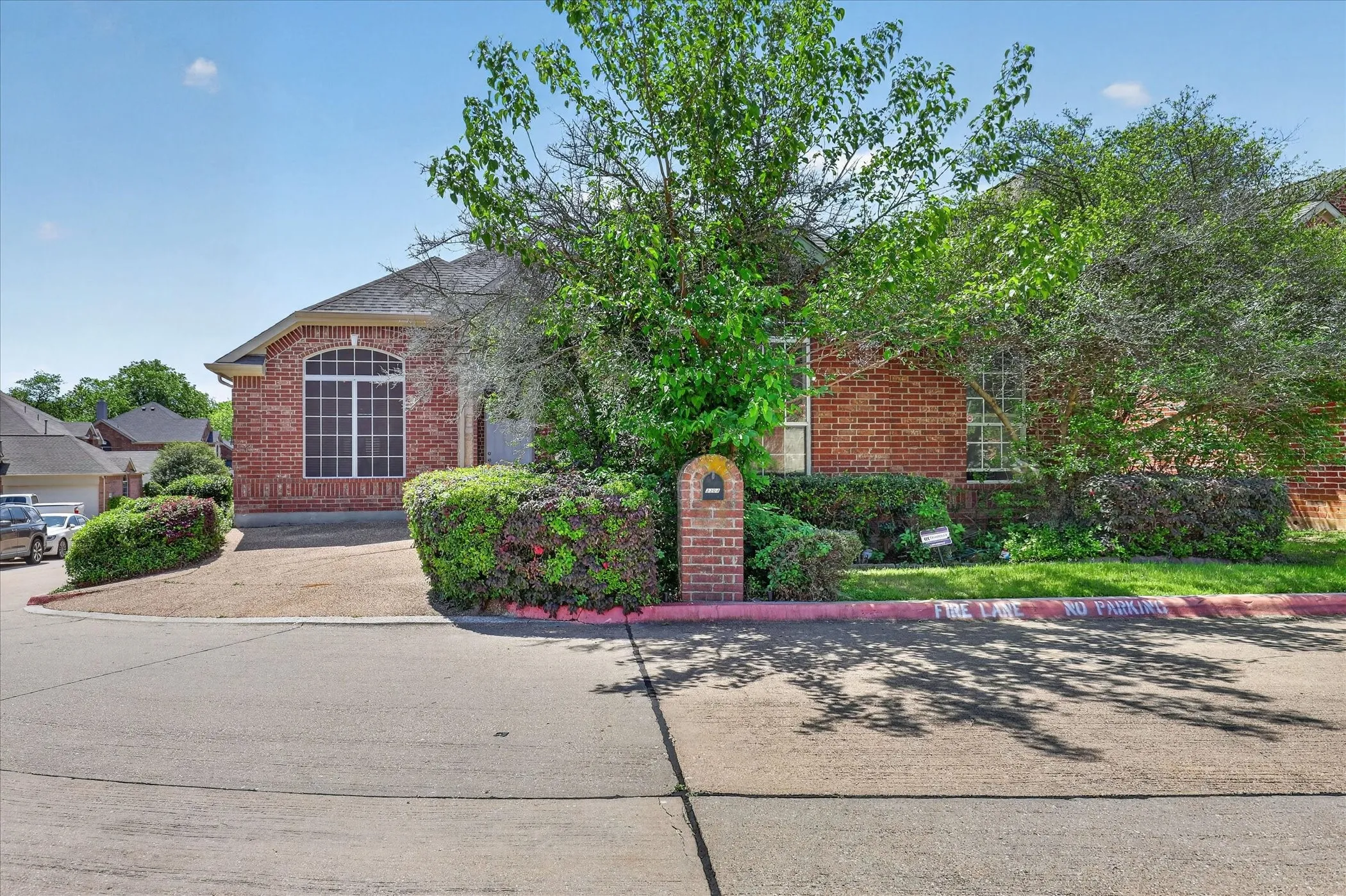 Single Family Residence For Sale in Tarrant County , 3304 Landhope Circle, Arlington, Texas 76016, 3 Bedroom, 2 Bathroom, 2 Garage spaces, 2,006 Sqft, built in 2001, mls#21235668, Real Estate Agent in Arlington, Homes For Sale in Tarrant county, Homes For Sale in Arlington, Realtor in Arlington Texas, Real Estate Brokerage Independent Realty Texas, Luminita Cordes Realtor