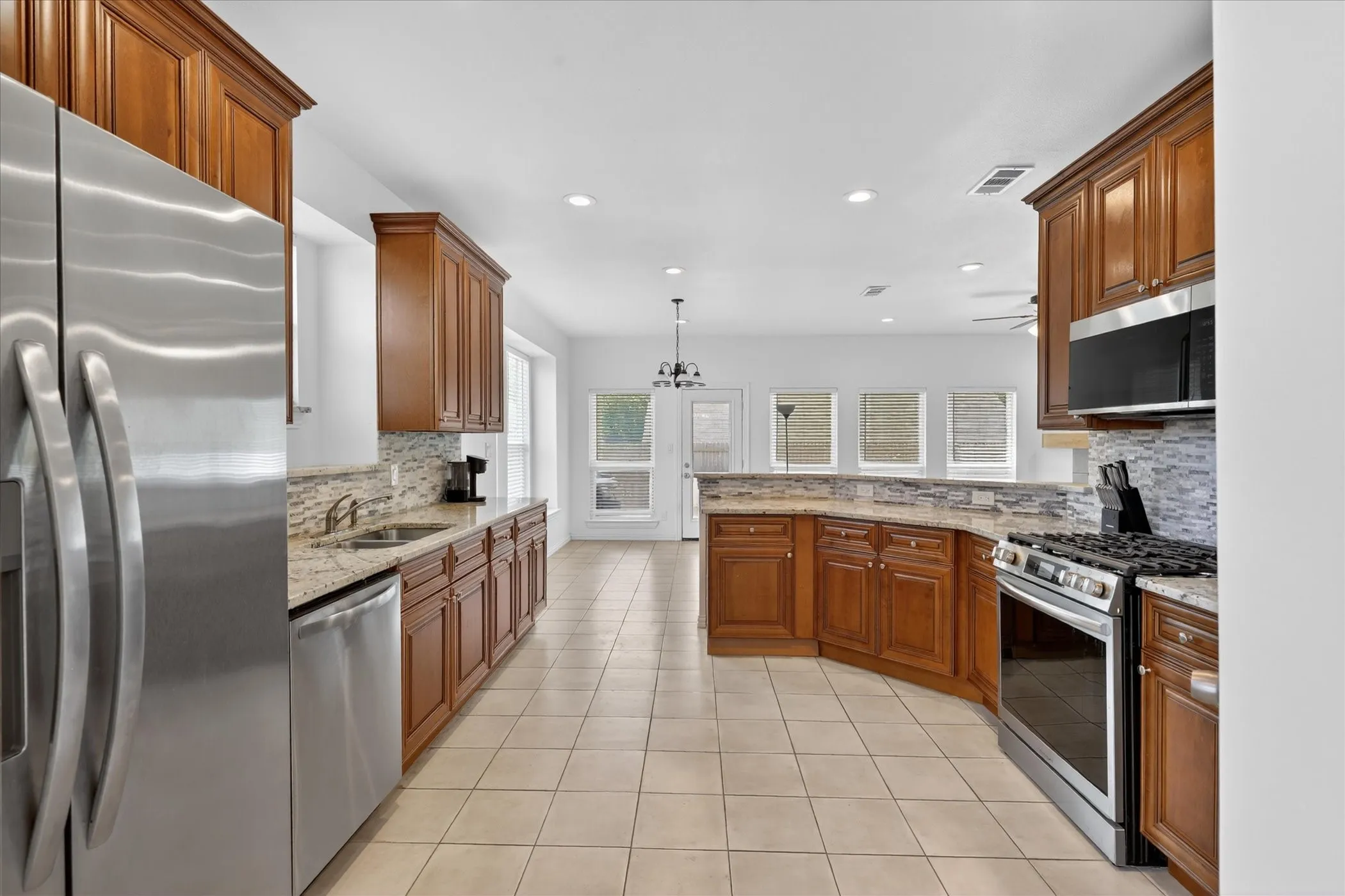 Single Family Residence For Sale in Tarrant County , 3304 Landhope Circle, Arlington, Texas 76016, 3 Bedroom, 2 Bathroom, 2 Garage spaces, 2,006 Sqft, built in 2001, mls#21235668, Real Estate Agent in Arlington, Homes For Sale in Tarrant county, Homes For Sale in Arlington, Realtor in Arlington Texas, Real Estate Brokerage Independent Realty Texas, Luminita Cordes Realtor