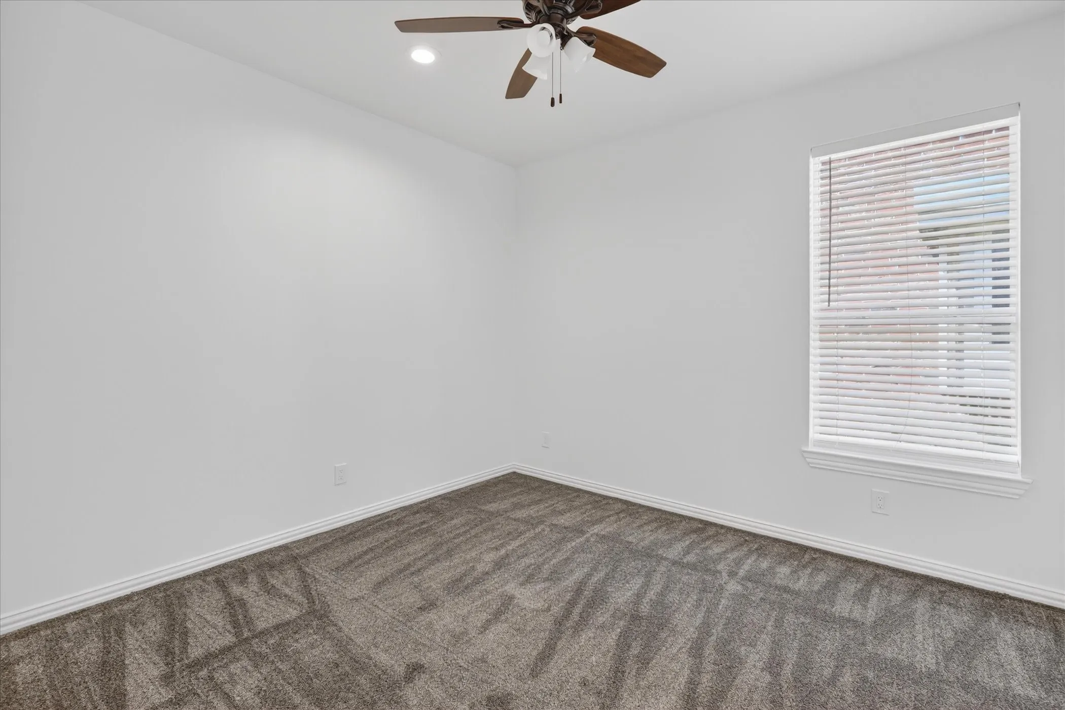 Single Family Residence For Sale in Tarrant County , 3304 Landhope Circle, Arlington, Texas 76016, 3 Bedroom, 2 Bathroom, 2 Garage spaces, 2,006 Sqft, built in 2001, mls#21235668, Real Estate Agent in Arlington, Homes For Sale in Tarrant county, Homes For Sale in Arlington, Realtor in Arlington Texas, Real Estate Brokerage Independent Realty Texas, Luminita Cordes Realtor