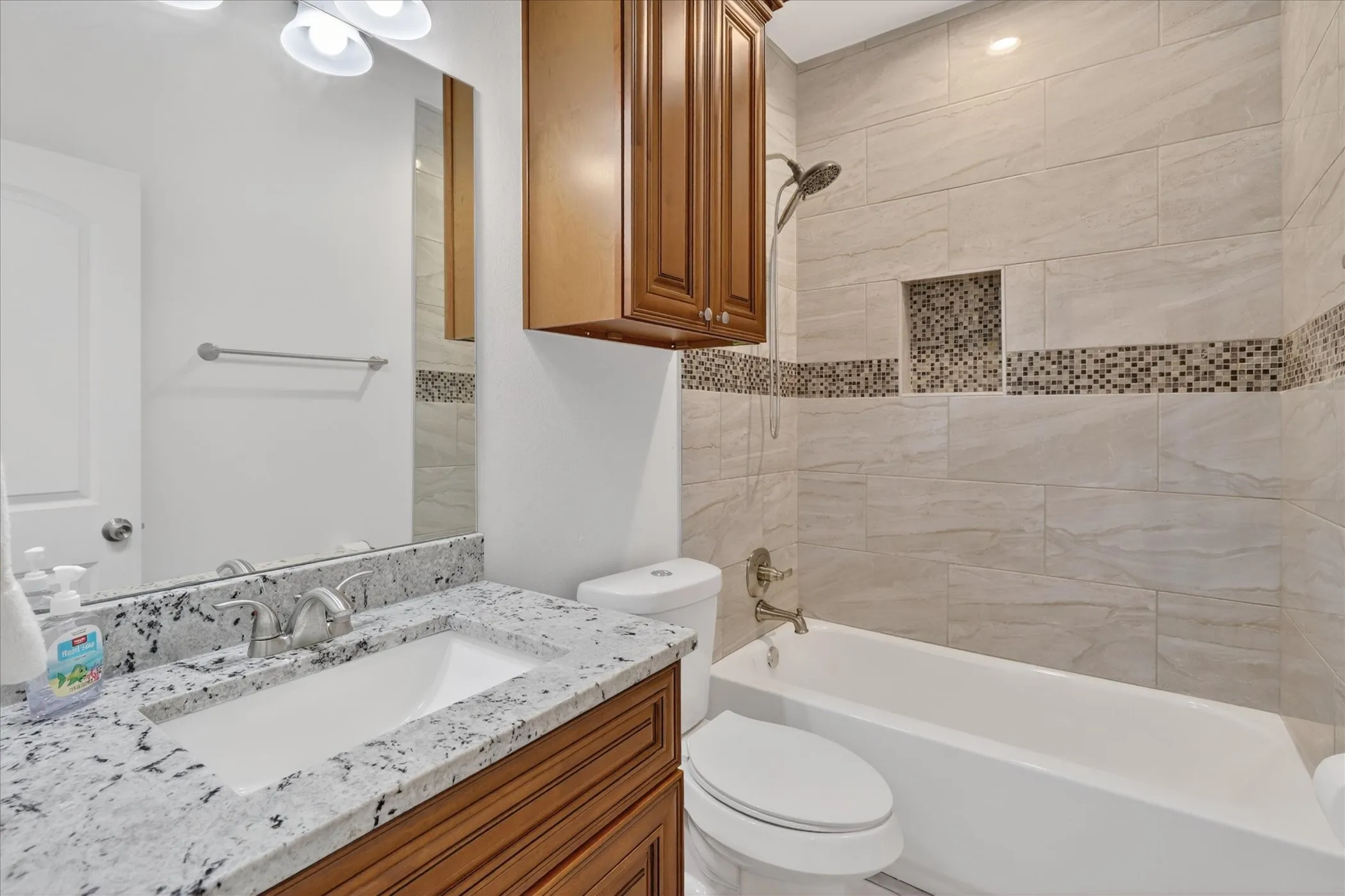 Single Family Residence For Sale in Tarrant County , 3304 Landhope Circle, Arlington, Texas 76016, 3 Bedroom, 2 Bathroom, 2 Garage spaces, 2,006 Sqft, built in 2001, mls#21235668, Real Estate Agent in Arlington, Homes For Sale in Tarrant county, Homes For Sale in Arlington, Realtor in Arlington Texas, Real Estate Brokerage Independent Realty Texas, Luminita Cordes Realtor