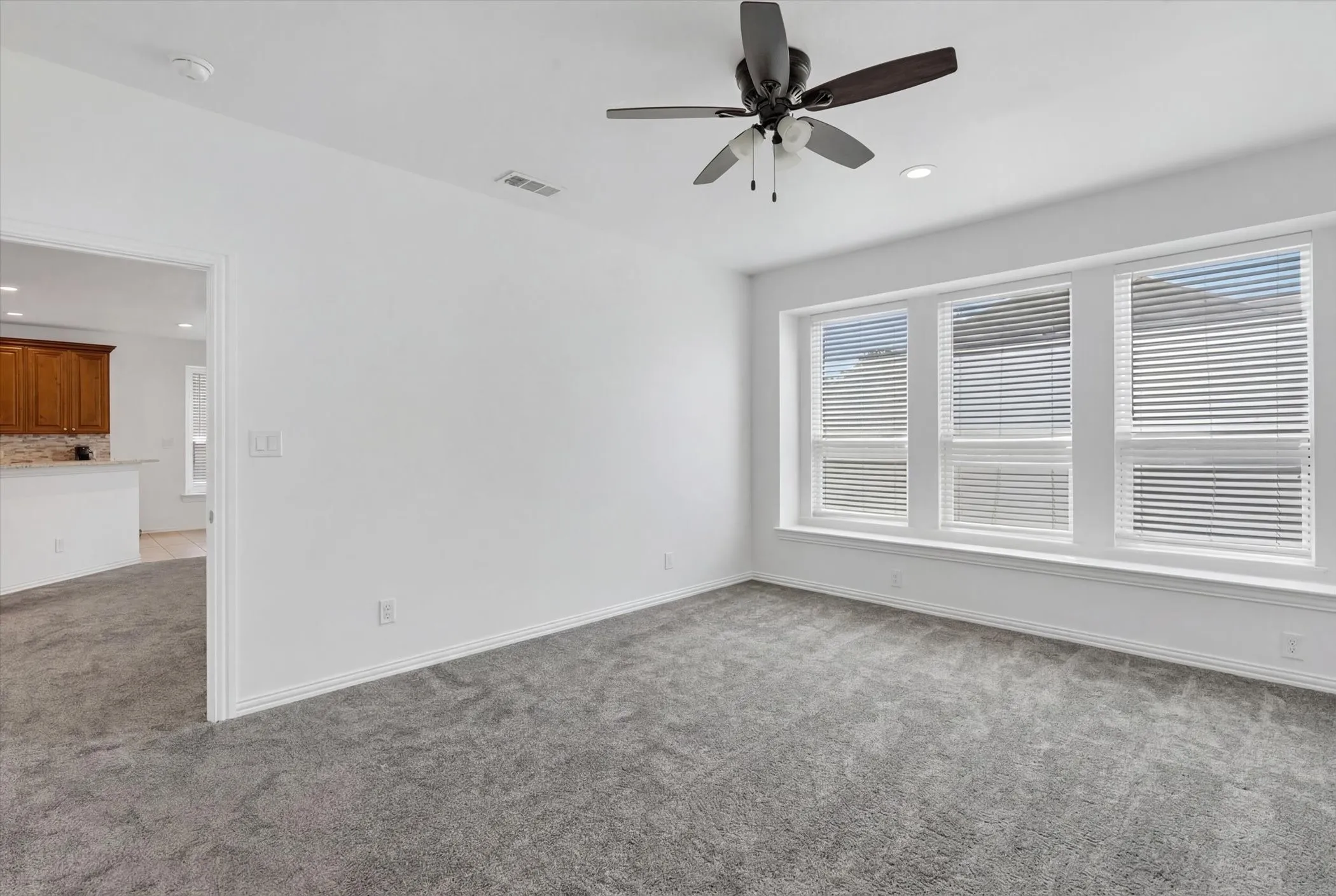 Single Family Residence For Sale in Tarrant County , 3304 Landhope Circle, Arlington, Texas 76016, 3 Bedroom, 2 Bathroom, 2 Garage spaces, 2,006 Sqft, built in 2001, mls#21235668, Real Estate Agent in Arlington, Homes For Sale in Tarrant county, Homes For Sale in Arlington, Realtor in Arlington Texas, Real Estate Brokerage Independent Realty Texas, Luminita Cordes Realtor