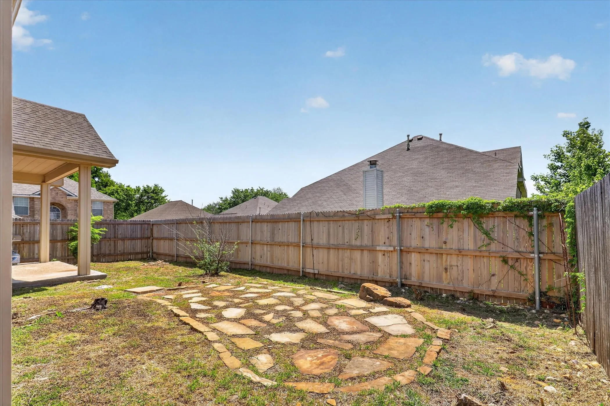 Single Family Residence For Sale in Tarrant County , 3304 Landhope Circle, Arlington, Texas 76016, 3 Bedroom, 2 Bathroom, 2 Garage spaces, 2,006 Sqft, built in 2001, mls#21235668, Real Estate Agent in Arlington, Homes For Sale in Tarrant county, Homes For Sale in Arlington, Realtor in Arlington Texas, Real Estate Brokerage Independent Realty Texas, Luminita Cordes Realtor