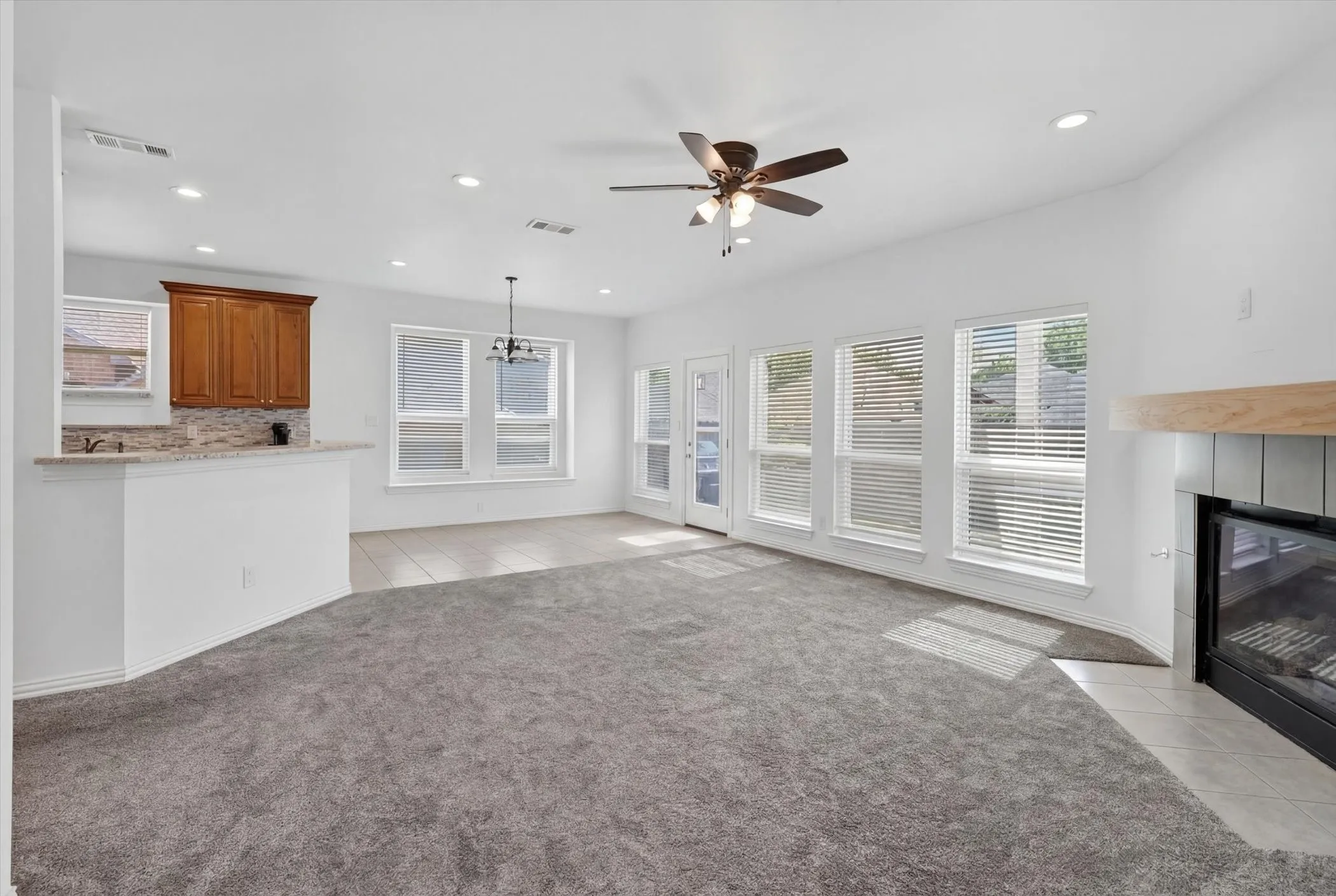 Single Family Residence For Sale in Tarrant County , 3304 Landhope Circle, Arlington, Texas 76016, 3 Bedroom, 2 Bathroom, 2 Garage spaces, 2,006 Sqft, built in 2001, mls#21235668, Real Estate Agent in Arlington, Homes For Sale in Tarrant county, Homes For Sale in Arlington, Realtor in Arlington Texas, Real Estate Brokerage Independent Realty Texas, Luminita Cordes Realtor