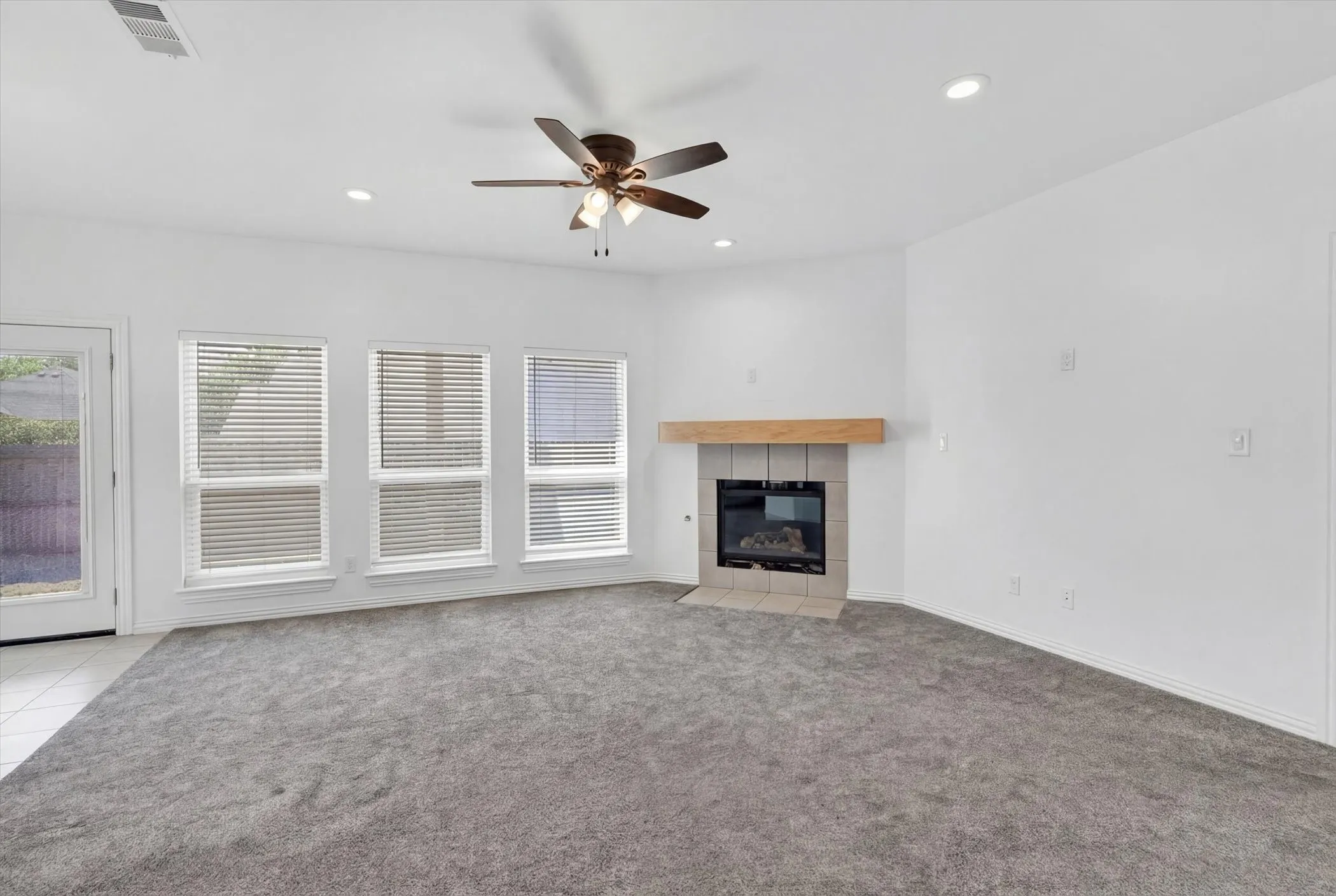 Single Family Residence For Sale in Tarrant County , 3304 Landhope Circle, Arlington, Texas 76016, 3 Bedroom, 2 Bathroom, 2 Garage spaces, 2,006 Sqft, built in 2001, mls#21235668, Real Estate Agent in Arlington, Homes For Sale in Tarrant county, Homes For Sale in Arlington, Realtor in Arlington Texas, Real Estate Brokerage Independent Realty Texas, Luminita Cordes Realtor
