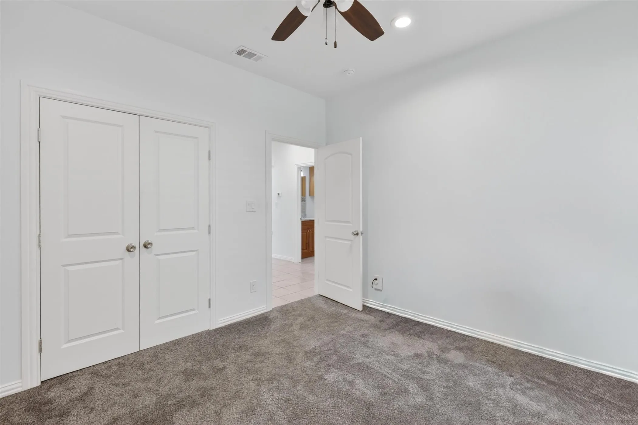 Single Family Residence For Sale in Tarrant County , 3304 Landhope Circle, Arlington, Texas 76016, 3 Bedroom, 2 Bathroom, 2 Garage spaces, 2,006 Sqft, built in 2001, mls#21235668, Real Estate Agent in Arlington, Homes For Sale in Tarrant county, Homes For Sale in Arlington, Realtor in Arlington Texas, Real Estate Brokerage Independent Realty Texas, Luminita Cordes Realtor