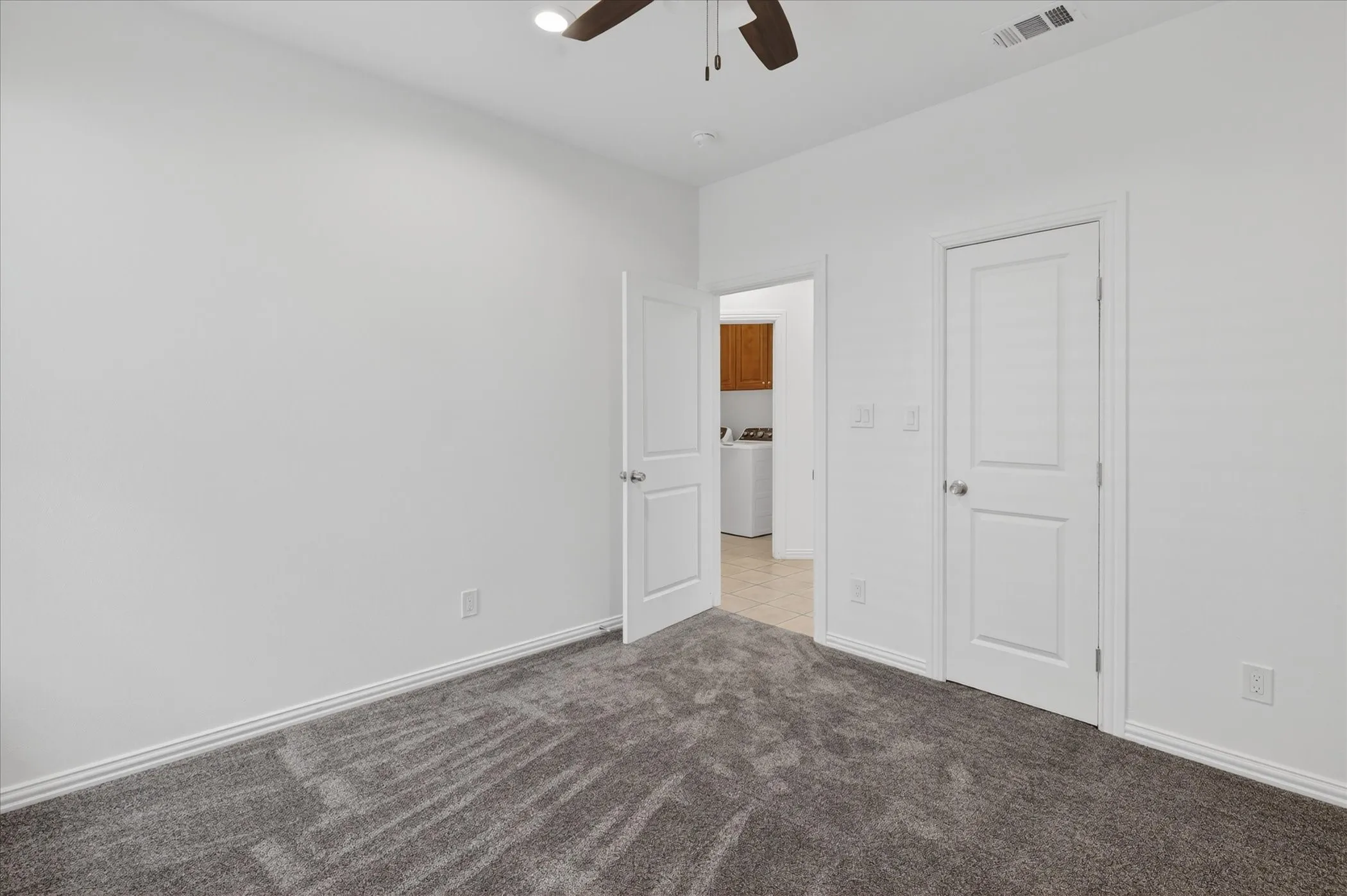 Single Family Residence For Sale in Tarrant County , 3304 Landhope Circle, Arlington, Texas 76016, 3 Bedroom, 2 Bathroom, 2 Garage spaces, 2,006 Sqft, built in 2001, mls#21235668, Real Estate Agent in Arlington, Homes For Sale in Tarrant county, Homes For Sale in Arlington, Realtor in Arlington Texas, Real Estate Brokerage Independent Realty Texas, Luminita Cordes Realtor