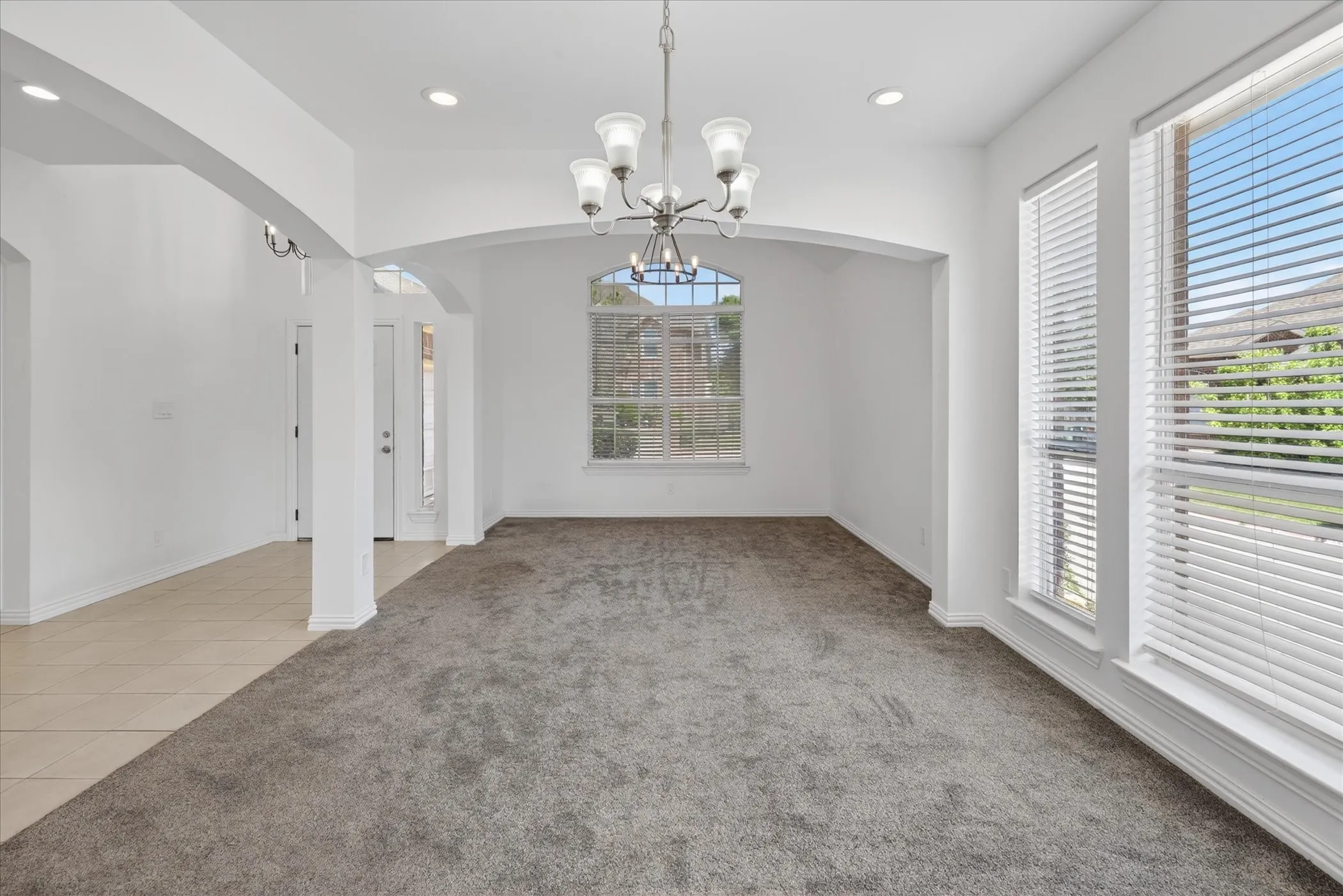 Single Family Residence For Sale in Tarrant County , 3304 Landhope Circle, Arlington, Texas 76016, 3 Bedroom, 2 Bathroom, 2 Garage spaces, 2,006 Sqft, built in 2001, mls#21235668, Real Estate Agent in Arlington, Homes For Sale in Tarrant county, Homes For Sale in Arlington, Realtor in Arlington Texas, Real Estate Brokerage Independent Realty Texas, Luminita Cordes Realtor