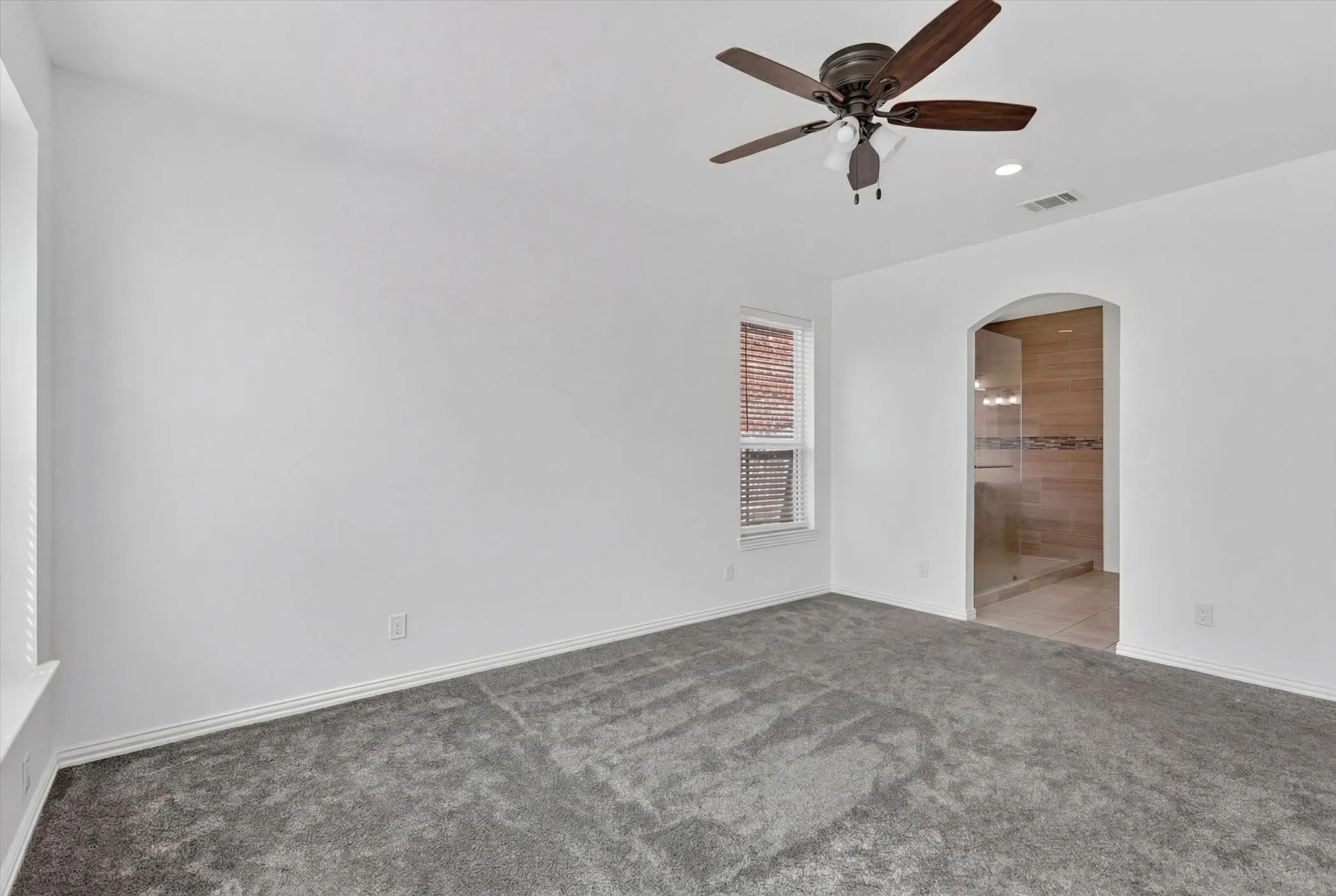 Single Family Residence For Sale in Tarrant County , 3304 Landhope Circle, Arlington, Texas 76016, 3 Bedroom, 2 Bathroom, 2 Garage spaces, 2,006 Sqft, built in 2001, mls#21235668, Real Estate Agent in Arlington, Homes For Sale in Tarrant county, Homes For Sale in Arlington, Realtor in Arlington Texas, Real Estate Brokerage Independent Realty Texas, Luminita Cordes Realtor