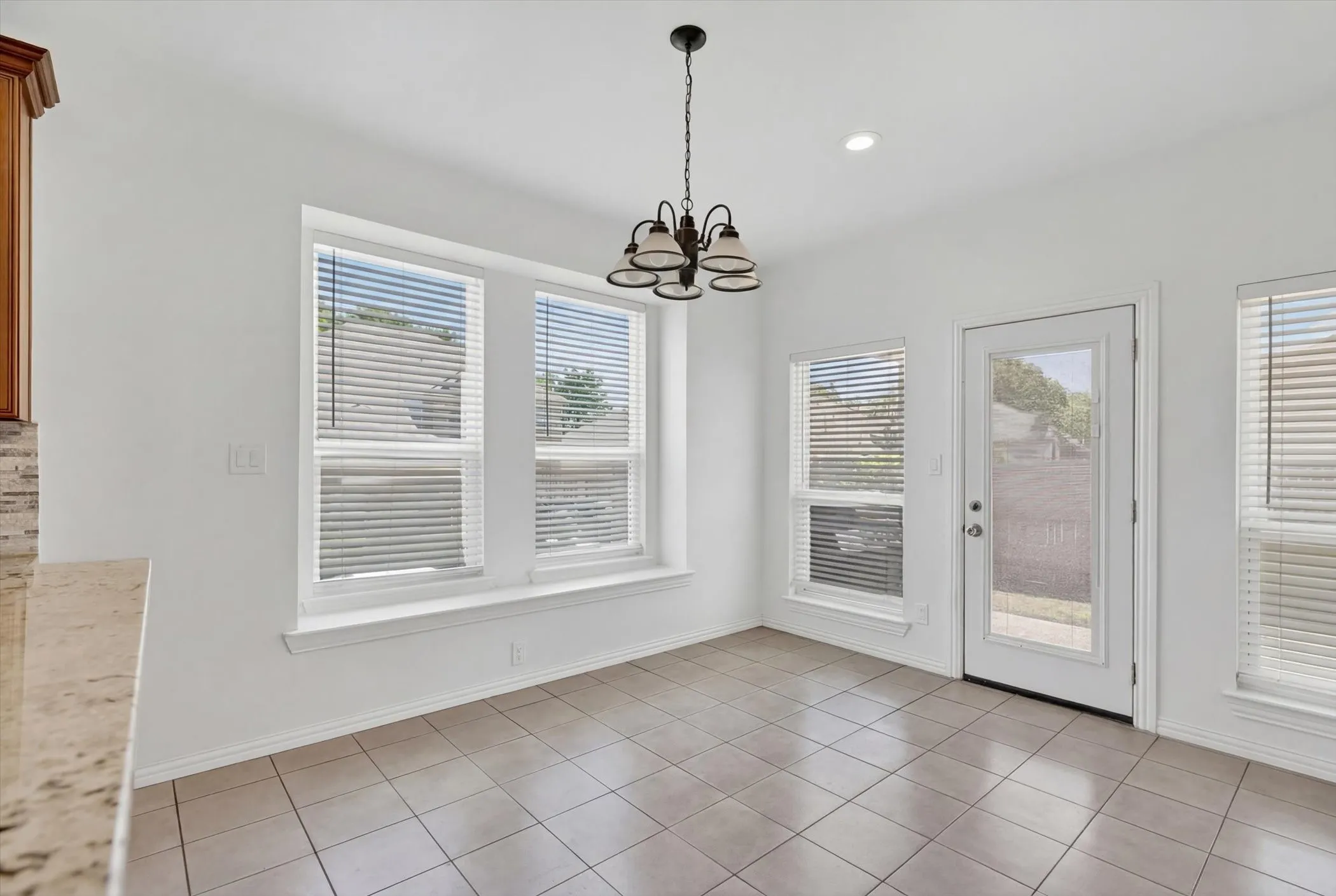 Single Family Residence For Sale in Tarrant County , 3304 Landhope Circle, Arlington, Texas 76016, 3 Bedroom, 2 Bathroom, 2 Garage spaces, 2,006 Sqft, built in 2001, mls#21235668, Real Estate Agent in Arlington, Homes For Sale in Tarrant county, Homes For Sale in Arlington, Realtor in Arlington Texas, Real Estate Brokerage Independent Realty Texas, Luminita Cordes Realtor