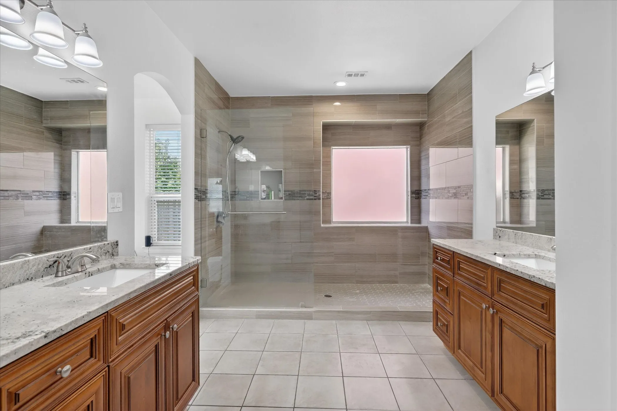 Single Family Residence For Sale in Tarrant County , 3304 Landhope Circle, Arlington, Texas 76016, 3 Bedroom, 2 Bathroom, 2 Garage spaces, 2,006 Sqft, built in 2001, mls#21235668, Real Estate Agent in Arlington, Homes For Sale in Tarrant county, Homes For Sale in Arlington, Realtor in Arlington Texas, Real Estate Brokerage Independent Realty Texas, Luminita Cordes Realtor