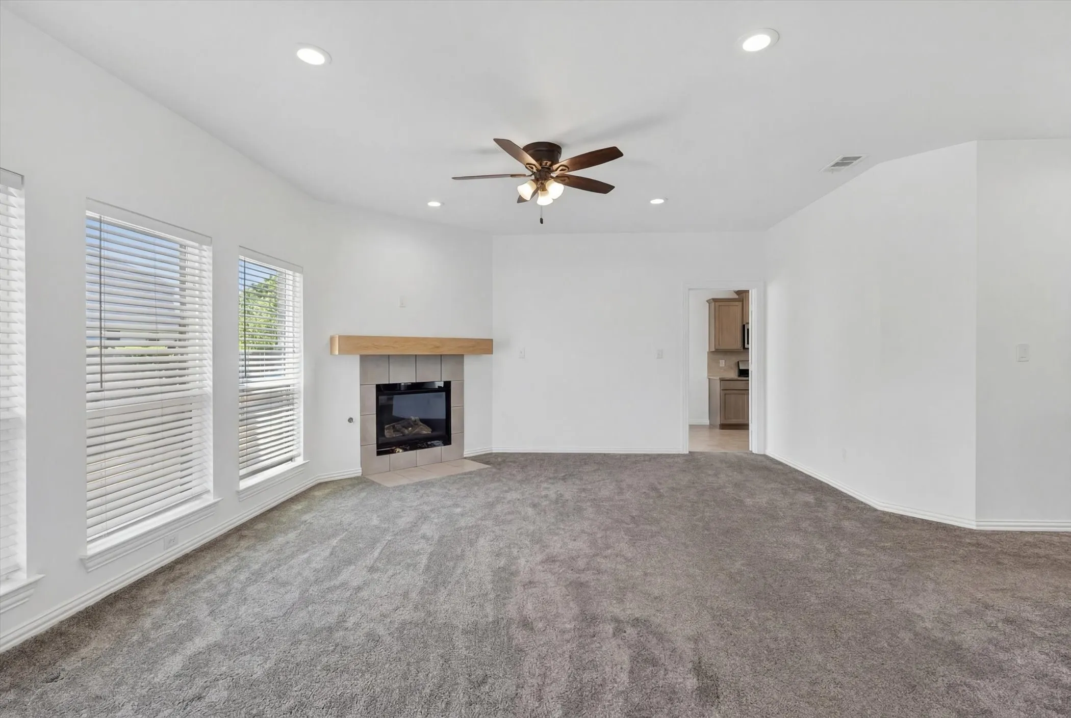 Single Family Residence For Sale in Tarrant County , 3304 Landhope Circle, Arlington, Texas 76016, 3 Bedroom, 2 Bathroom, 2 Garage spaces, 2,006 Sqft, built in 2001, mls#21235668, Real Estate Agent in Arlington, Homes For Sale in Tarrant county, Homes For Sale in Arlington, Realtor in Arlington Texas, Real Estate Brokerage Independent Realty Texas, Luminita Cordes Realtor