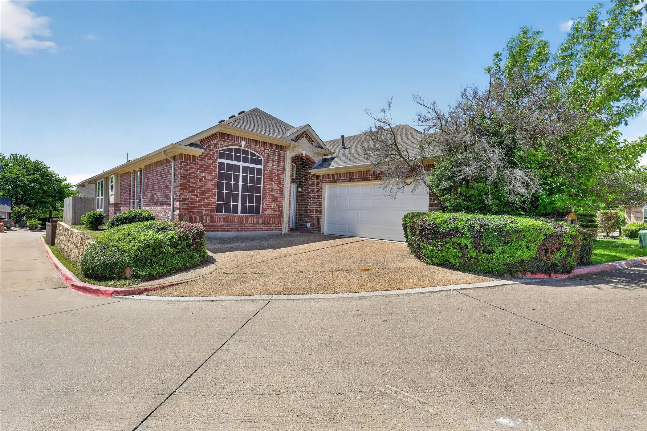 Single Family Residence For Sale in Tarrant County , 3304 Landhope Circle, Arlington, Texas 76016, 3 Bedroom, 2 Bathroom, 2 Garage spaces, 2,006 Sqft, built in 2001, mls#21235668, Real Estate Agent in Arlington, Homes For Sale in Tarrant county, Homes For Sale in Arlington, Realtor in Arlington Texas, Real Estate Brokerage Independent Realty Texas, Luminita Cordes Realtor