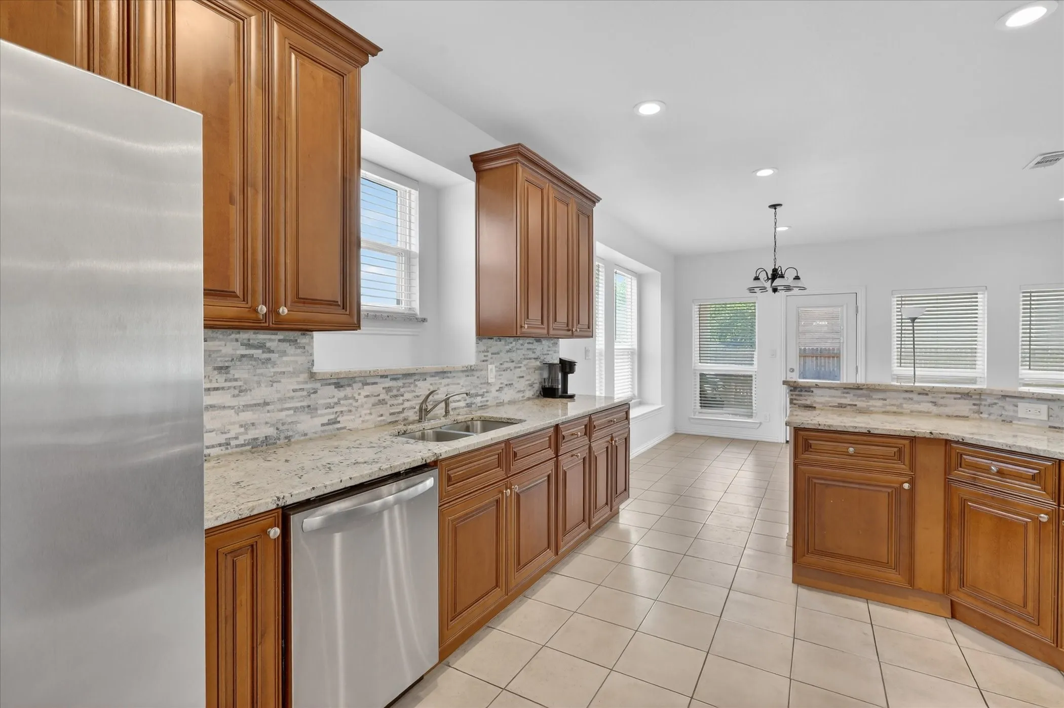 Single Family Residence For Sale in Tarrant County , 3304 Landhope Circle, Arlington, Texas 76016, 3 Bedroom, 2 Bathroom, 2 Garage spaces, 2,006 Sqft, built in 2001, mls#21235668, Real Estate Agent in Arlington, Homes For Sale in Tarrant county, Homes For Sale in Arlington, Realtor in Arlington Texas, Real Estate Brokerage Independent Realty Texas, Luminita Cordes Realtor