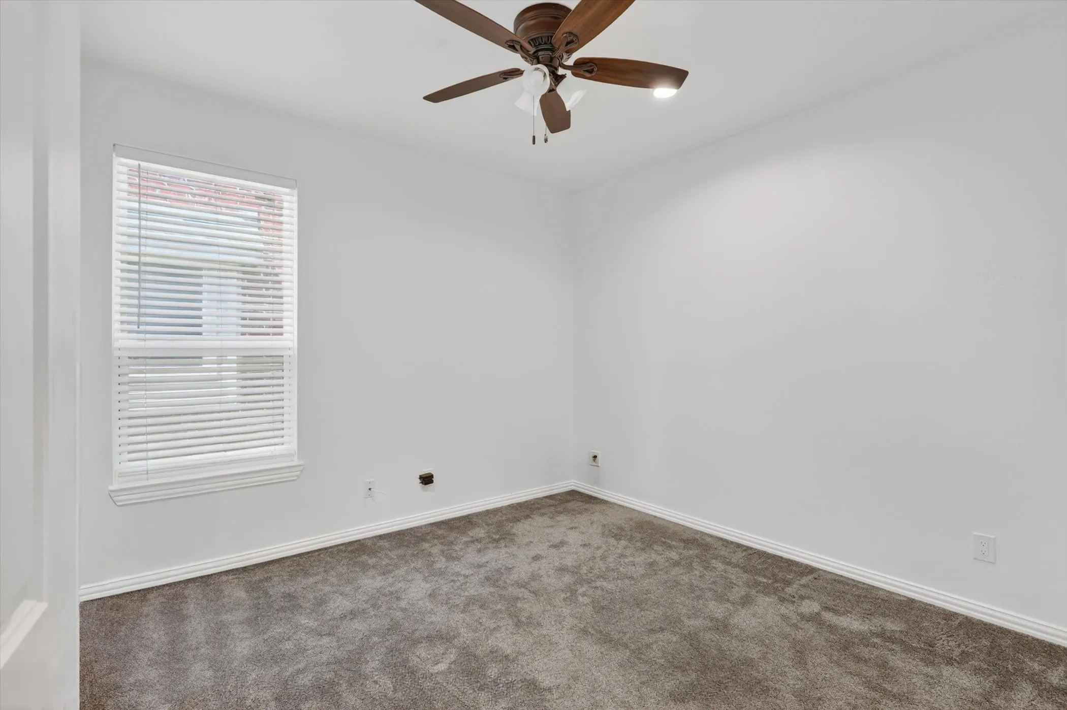 Single Family Residence For Sale in Tarrant County , 3304 Landhope Circle, Arlington, Texas 76016, 3 Bedroom, 2 Bathroom, 2 Garage spaces, 2,006 Sqft, built in 2001, mls#21235668, Real Estate Agent in Arlington, Homes For Sale in Tarrant county, Homes For Sale in Arlington, Realtor in Arlington Texas, Real Estate Brokerage Independent Realty Texas, Luminita Cordes Realtor