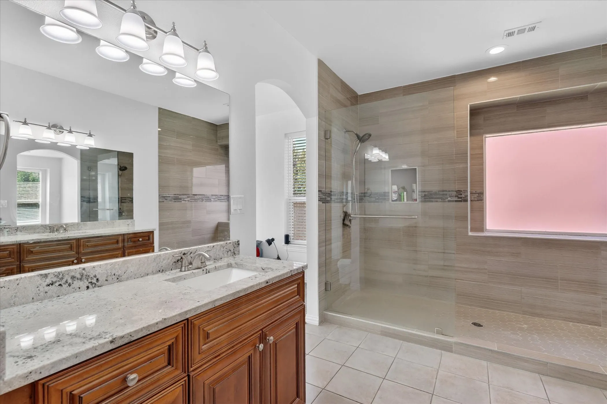Single Family Residence For Sale in Tarrant County , 3304 Landhope Circle, Arlington, Texas 76016, 3 Bedroom, 2 Bathroom, 2 Garage spaces, 2,006 Sqft, built in 2001, mls#21235668, Real Estate Agent in Arlington, Homes For Sale in Tarrant county, Homes For Sale in Arlington, Realtor in Arlington Texas, Real Estate Brokerage Independent Realty Texas, Luminita Cordes Realtor