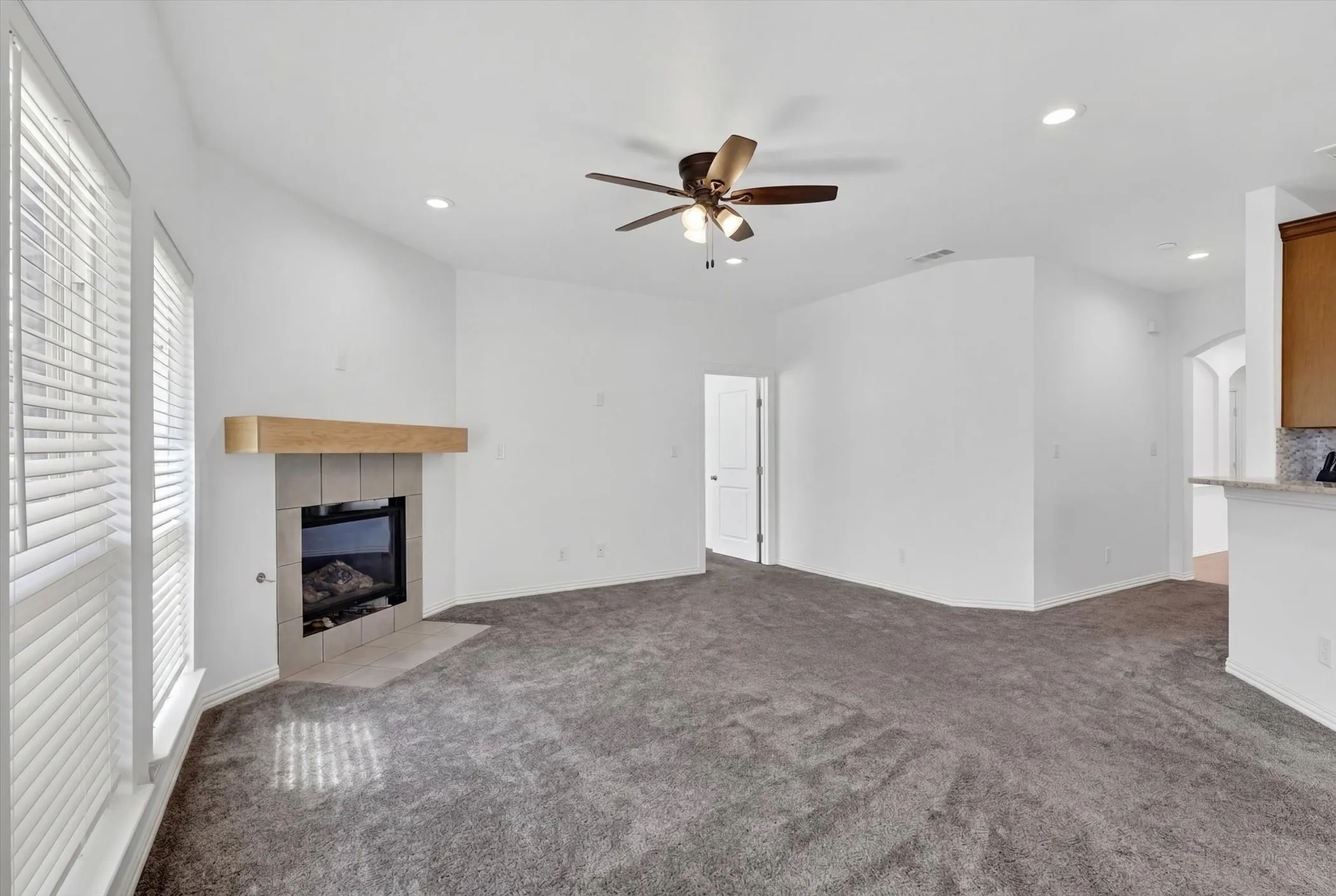 Single Family Residence For Sale in Tarrant County , 3304 Landhope Circle, Arlington, Texas 76016, 3 Bedroom, 2 Bathroom, 2 Garage spaces, 2,006 Sqft, built in 2001, mls#21235668, Real Estate Agent in Arlington, Homes For Sale in Tarrant county, Homes For Sale in Arlington, Realtor in Arlington Texas, Real Estate Brokerage Independent Realty Texas, Luminita Cordes Realtor