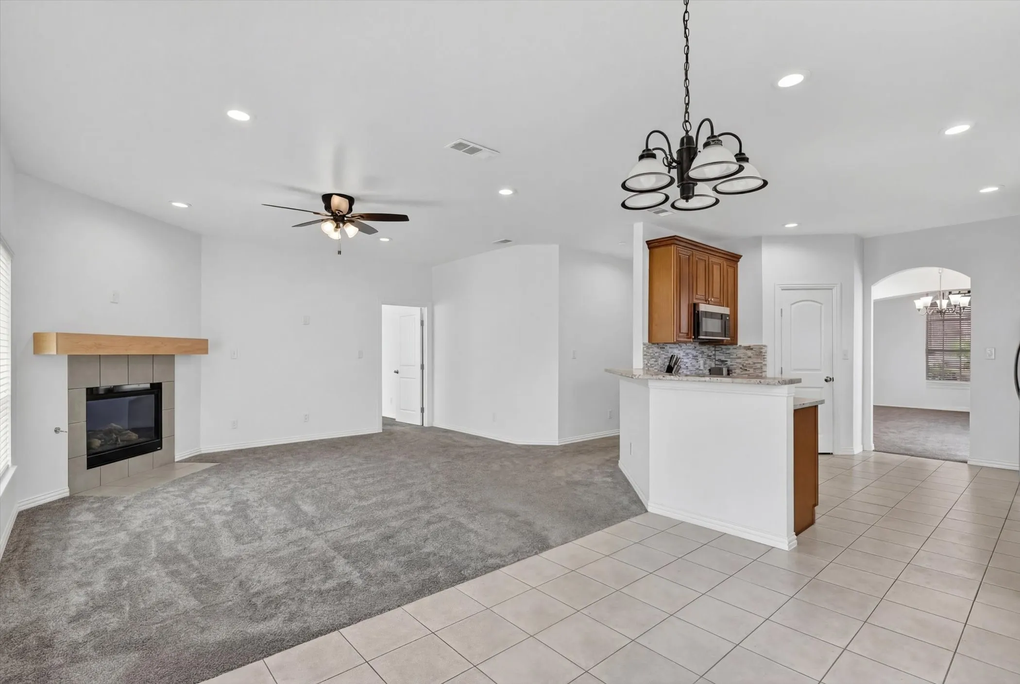 Single Family Residence For Sale in Tarrant County , 3304 Landhope Circle, Arlington, Texas 76016, 3 Bedroom, 2 Bathroom, 2 Garage spaces, 2,006 Sqft, built in 2001, mls#21235668, Real Estate Agent in Arlington, Homes For Sale in Tarrant county, Homes For Sale in Arlington, Realtor in Arlington Texas, Real Estate Brokerage Independent Realty Texas, Luminita Cordes Realtor