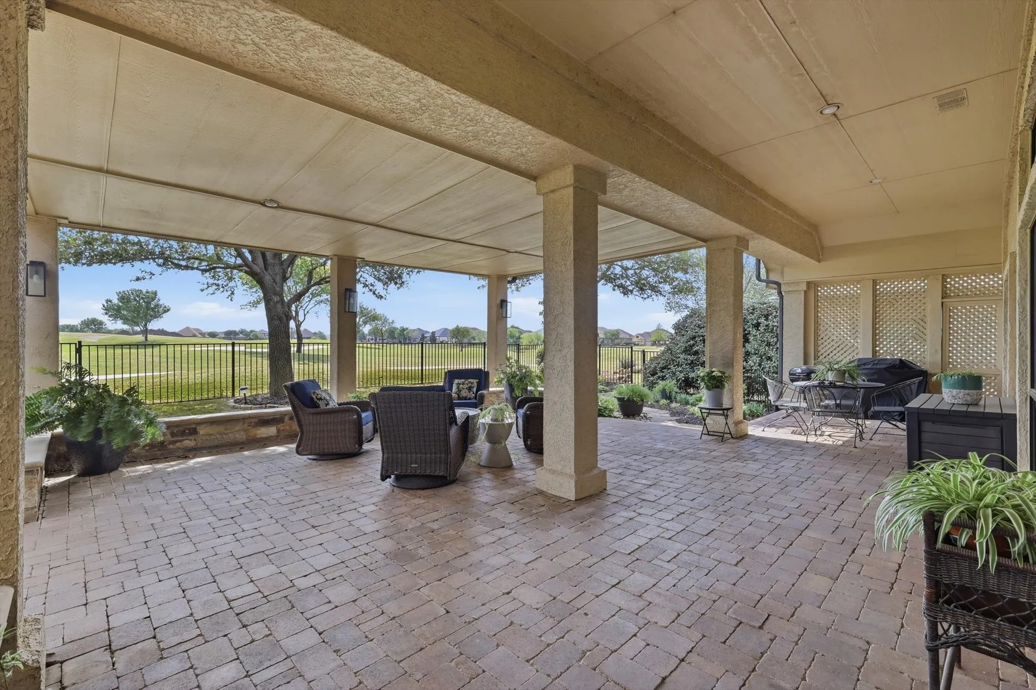 Single Family Residence For Sale in Denton County , 9801 Cypress Street, Denton, Texas 76207, 3 Bedroom, 3 Bathroom, 3 Garage spaces, 3,158 Sqft, built in 2006, Preowned, mls#21231187, Real Estate Agent in Denton, Homes For Sale in Denton county, Homes For Sale in Denton, Realtor in Denton Texas, Real Estate Brokerage Independent Realty Texas, Luminita Cordes Realtor