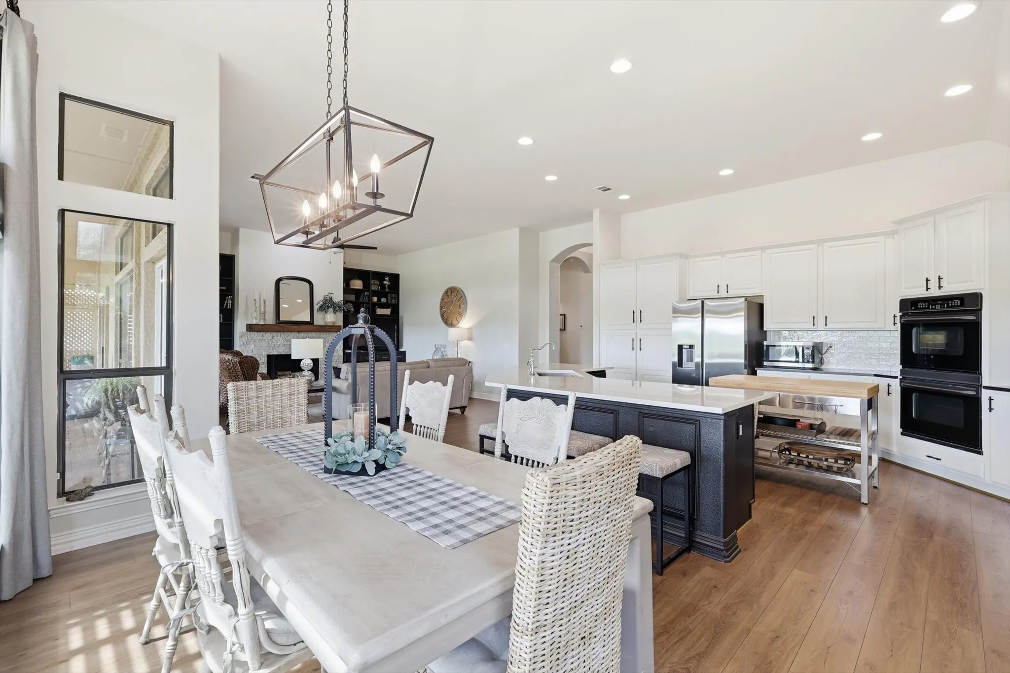Single Family Residence For Sale in Denton County , 9801 Cypress Street, Denton, Texas 76207, 3 Bedroom, 3 Bathroom, 3 Garage spaces, 3,158 Sqft, built in 2006, Preowned, mls#21231187, Real Estate Agent in Denton, Homes For Sale in Denton county, Homes For Sale in Denton, Realtor in Denton Texas, Real Estate Brokerage Independent Realty Texas, Luminita Cordes Realtor