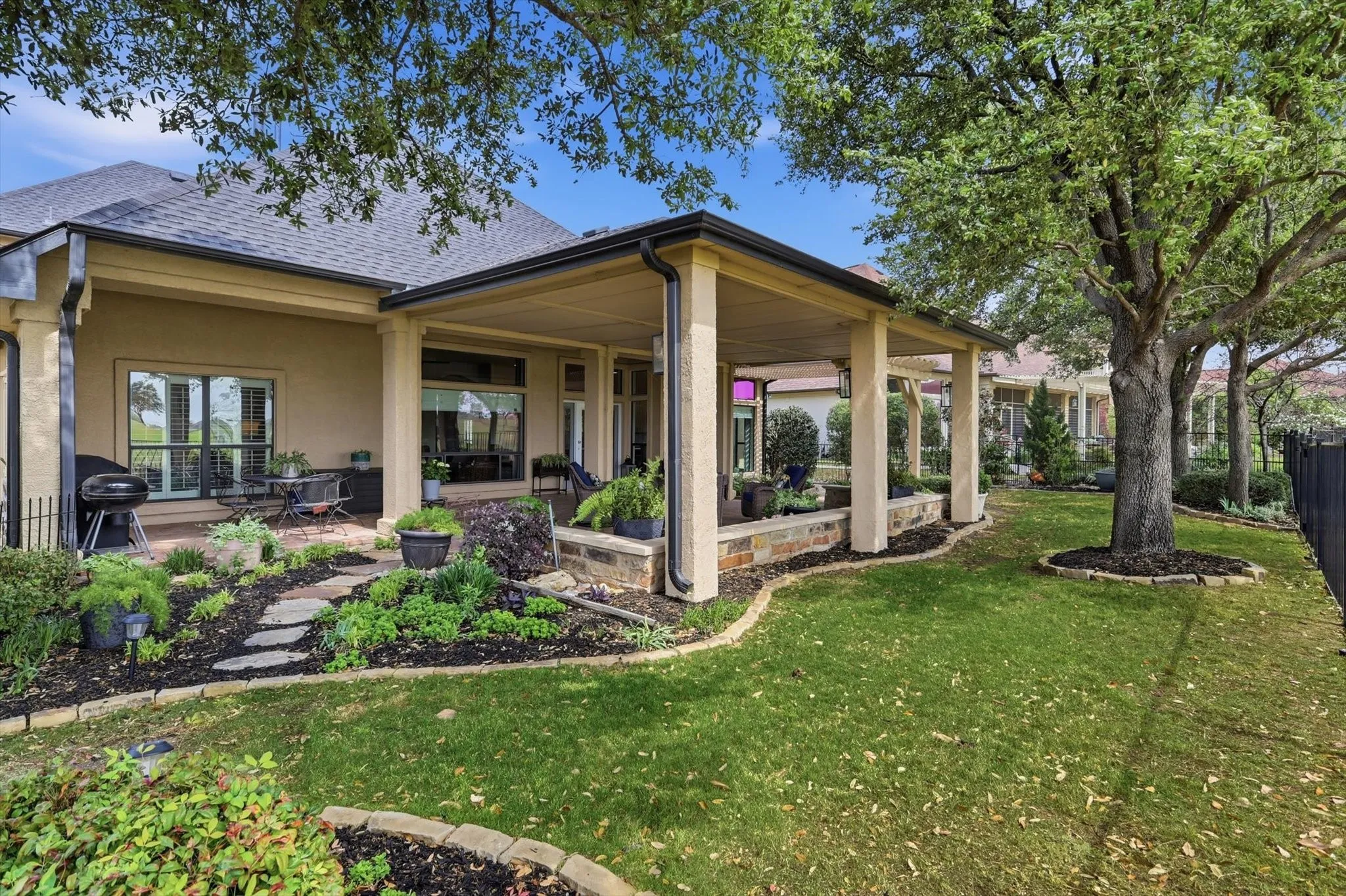 Single Family Residence For Sale in Denton County , 9801 Cypress Street, Denton, Texas 76207, 3 Bedroom, 3 Bathroom, 3 Garage spaces, 3,158 Sqft, built in 2006, Preowned, mls#21231187, Real Estate Agent in Denton, Homes For Sale in Denton county, Homes For Sale in Denton, Realtor in Denton Texas, Real Estate Brokerage Independent Realty Texas, Luminita Cordes Realtor