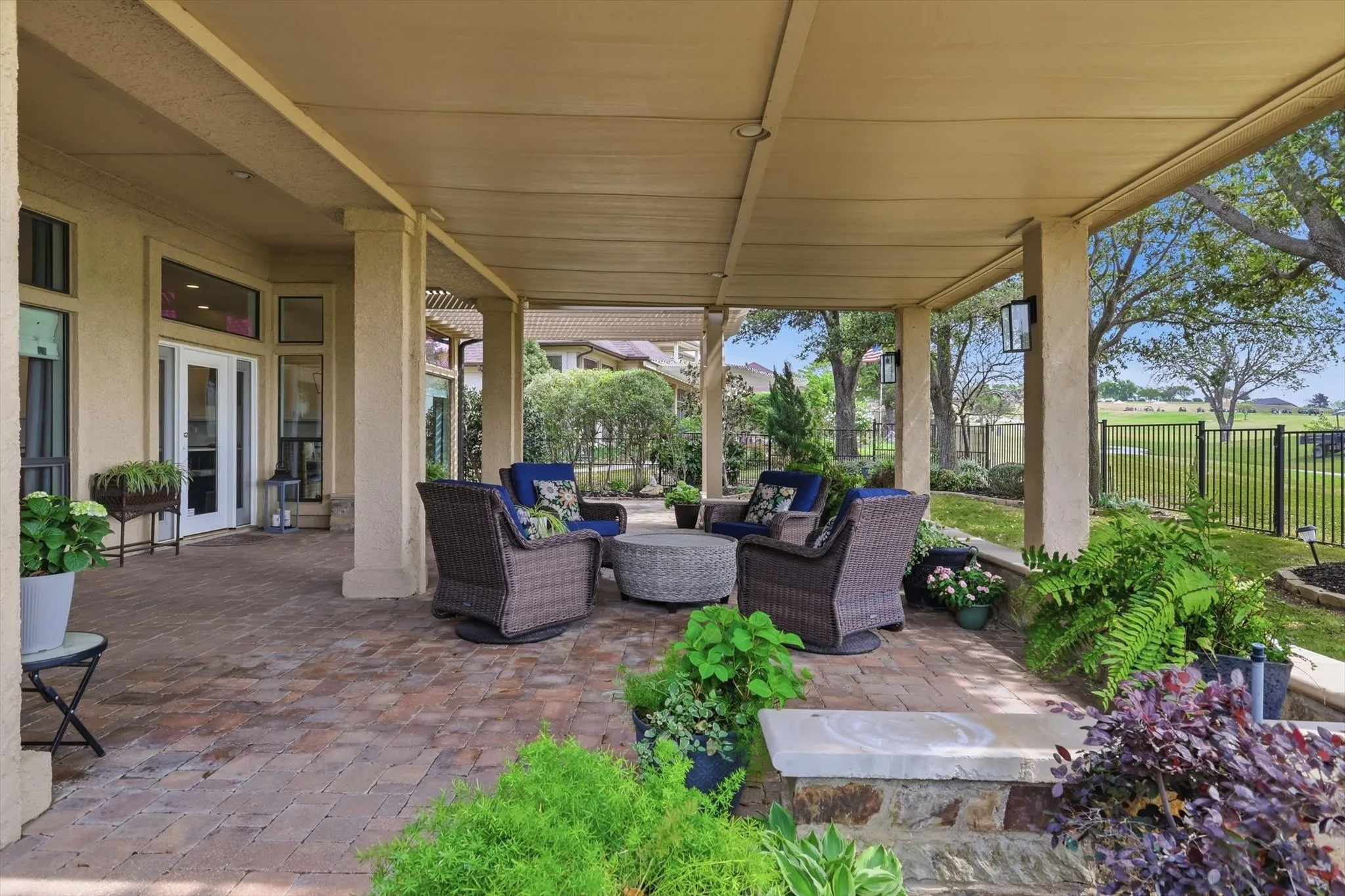 Single Family Residence For Sale in Denton County , 9801 Cypress Street, Denton, Texas 76207, 3 Bedroom, 3 Bathroom, 3 Garage spaces, 3,158 Sqft, built in 2006, Preowned, mls#21231187, Real Estate Agent in Denton, Homes For Sale in Denton county, Homes For Sale in Denton, Realtor in Denton Texas, Real Estate Brokerage Independent Realty Texas, Luminita Cordes Realtor