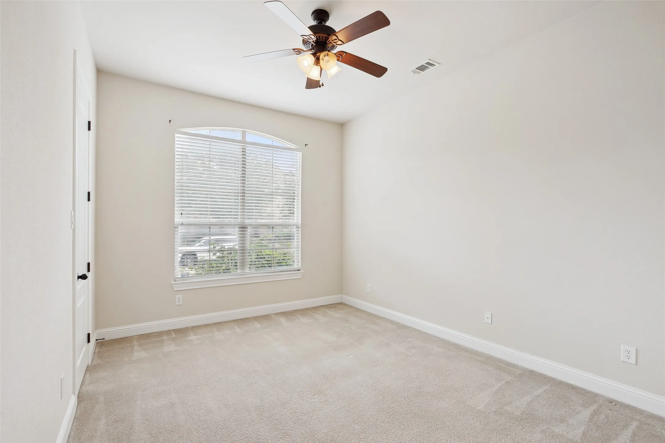 Single Family Residence For Sale in Denton County , 2460 Embleton Drive, Lewisville, Texas 75067, 3 Bedroom, 3 Bathroom, 2 Garage spaces, 2,556 Sqft, built in 2010, mls#21235782, Real Estate Agent in Lewisville, Homes For Sale in Denton county, Homes For Sale in Lewisville, Realtor in Lewisville Texas, Real Estate Brokerage Independent Realty Texas, Luminita Cordes Realtor