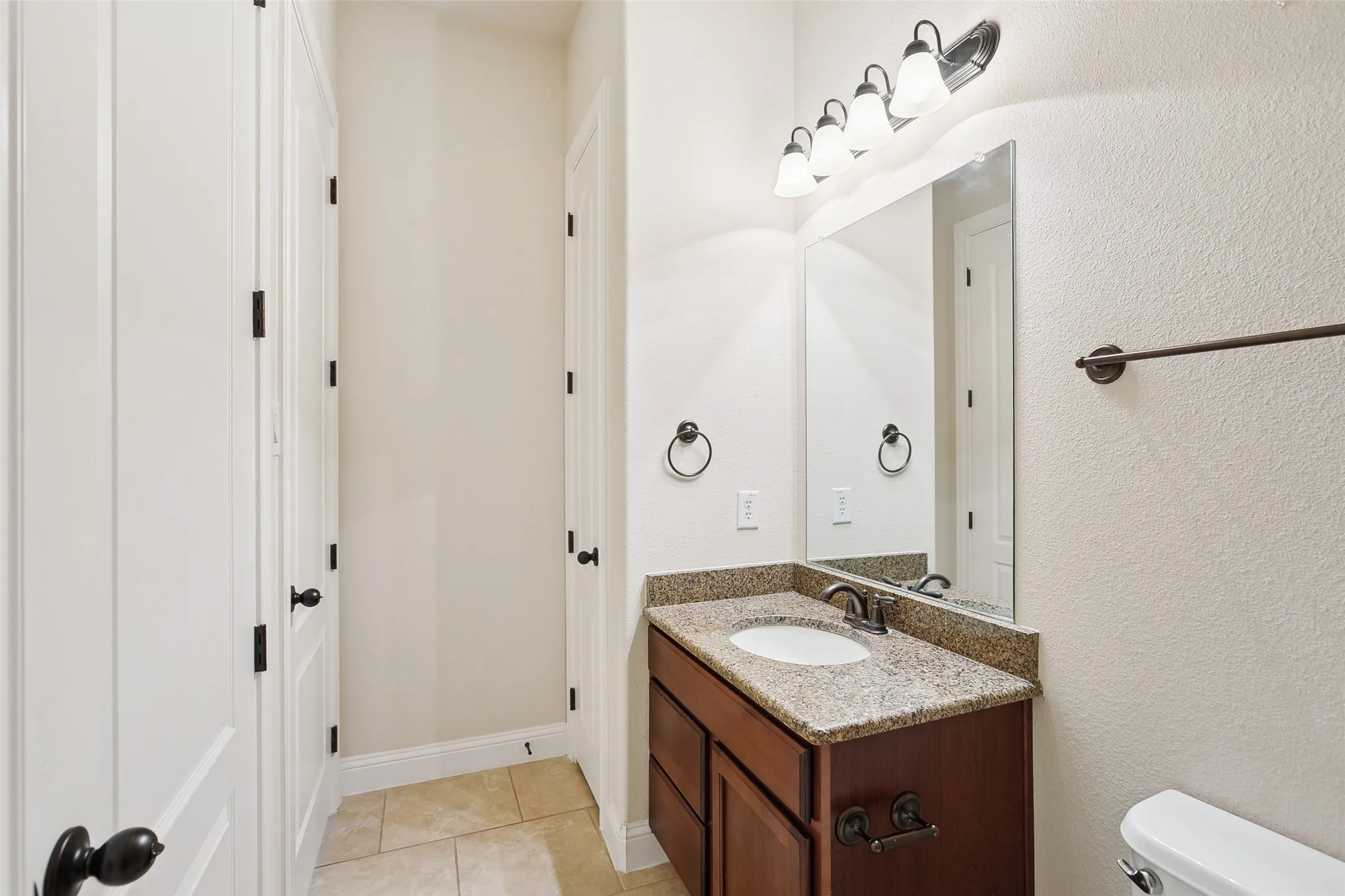 Single Family Residence For Sale in Denton County , 2460 Embleton Drive, Lewisville, Texas 75067, 3 Bedroom, 3 Bathroom, 2 Garage spaces, 2,556 Sqft, built in 2010, mls#21235782, Real Estate Agent in Lewisville, Homes For Sale in Denton county, Homes For Sale in Lewisville, Realtor in Lewisville Texas, Real Estate Brokerage Independent Realty Texas, Luminita Cordes Realtor