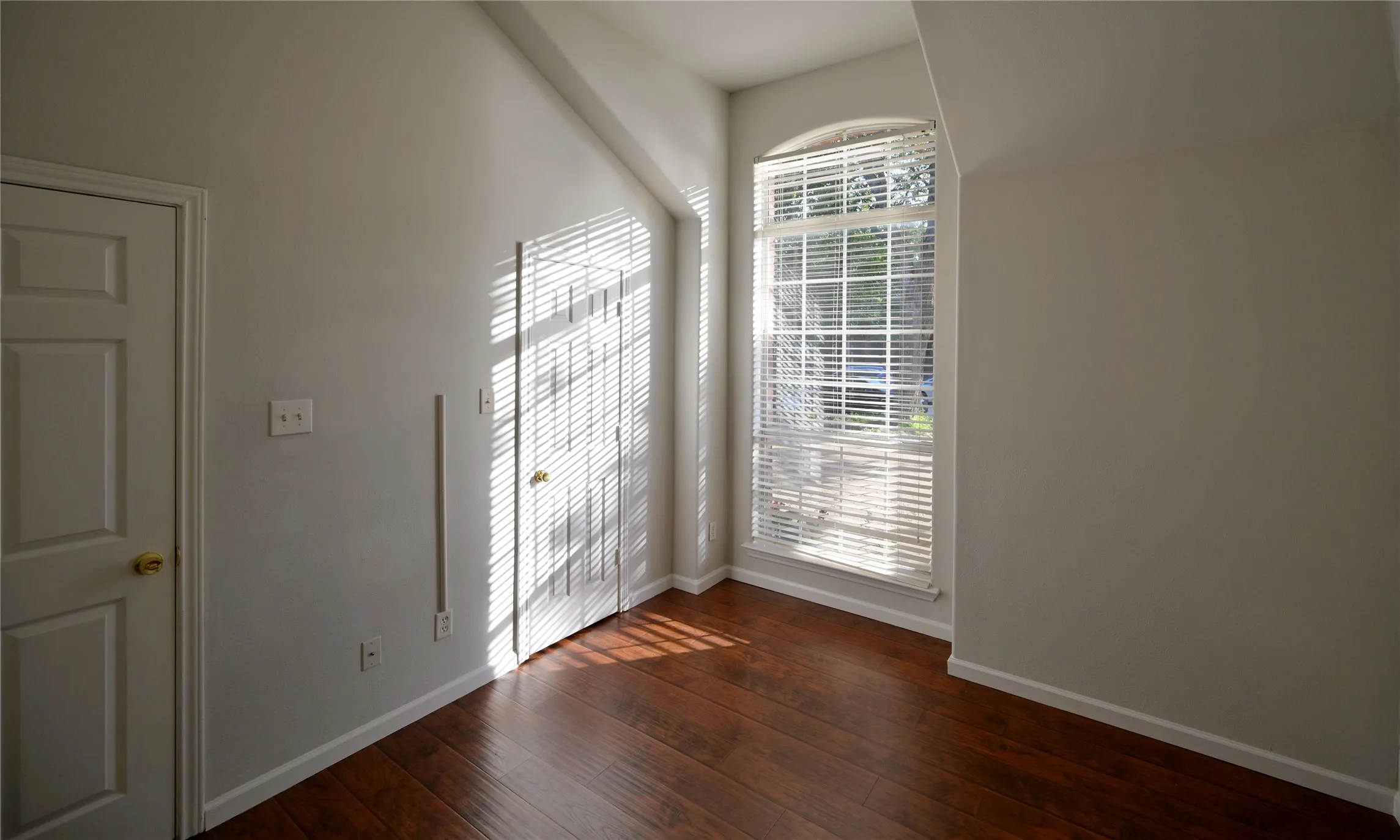 Single Family Residence For Sale in Dallas County , 7410 Woodsprings Drive, Garland, Texas 75044, 4 Bedroom, 4 Bathroom, 2 Garage spaces, 3,254 Sqft, built in 2001, Preowned, mls#21217137, Real Estate Agent in Garland, Homes For Sale in Dallas county, Homes For Sale in Garland, Realtor in Garland Texas, Real Estate Brokerage Independent Realty Texas, Luminita Cordes Realtor