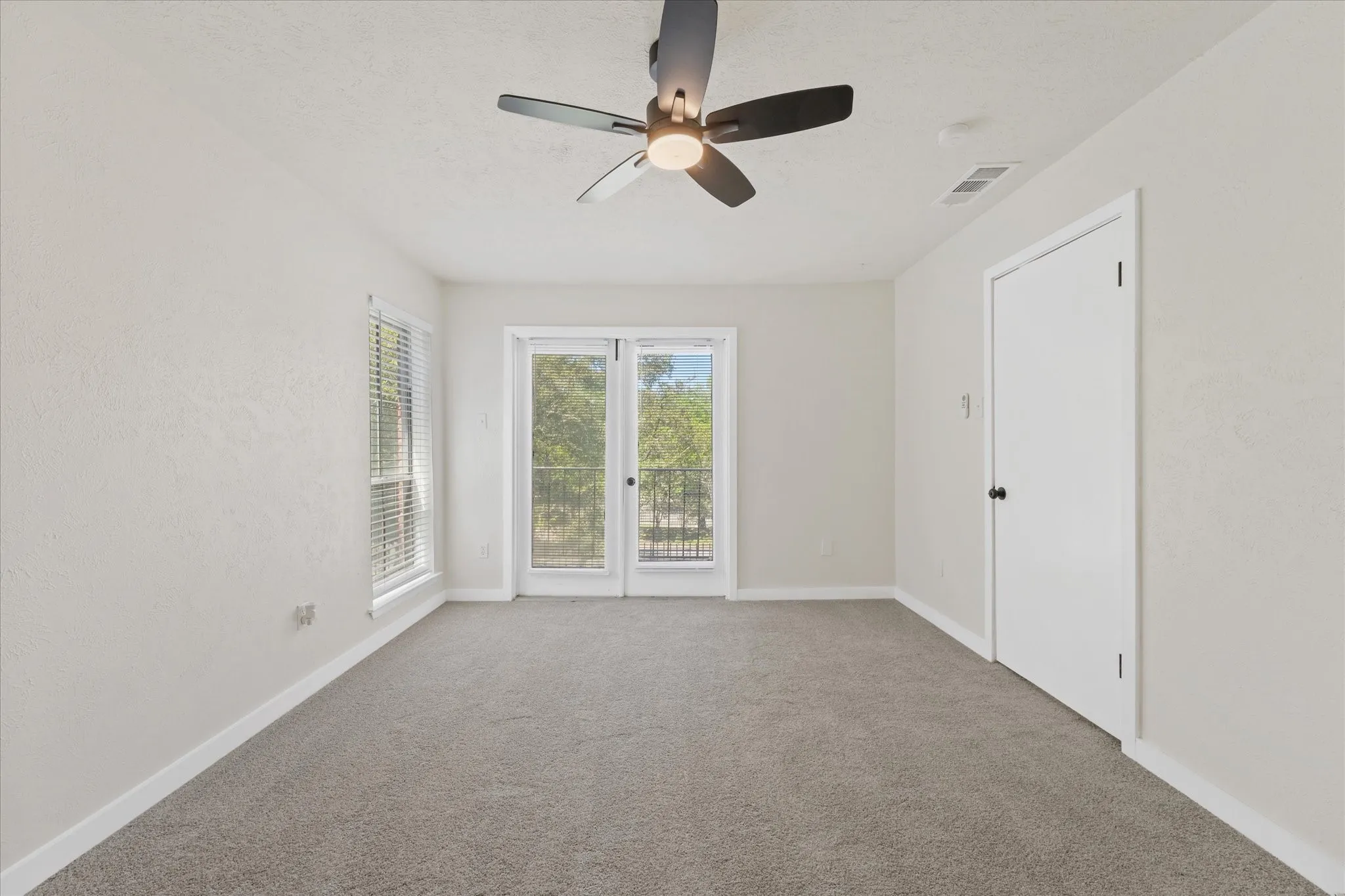 Condominium For Sale in Dallas County , 7510 Holly Hill Drive 152, Dallas, Texas 75231, 2 Bedroom, 3 Bathroom, Garage spaces, 1,179 Sqft, built in 1979, mls#21235805, Real Estate Agent in Dallas, Homes For Sale in Dallas county, Homes For Sale in Dallas, Realtor in Dallas Texas, Real Estate Brokerage Independent Realty Texas, Luminita Cordes Realtor
