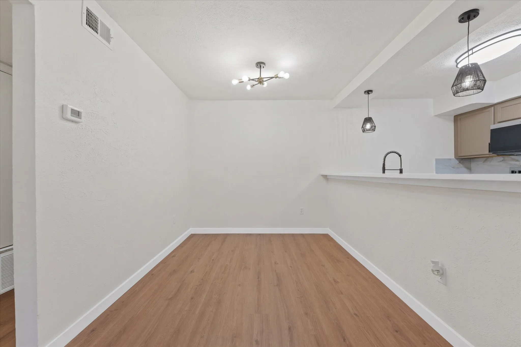 Condominium For Sale in Dallas County , 7510 Holly Hill Drive 152, Dallas, Texas 75231, 2 Bedroom, 3 Bathroom, Garage spaces, 1,179 Sqft, built in 1979, mls#21235805, Real Estate Agent in Dallas, Homes For Sale in Dallas county, Homes For Sale in Dallas, Realtor in Dallas Texas, Real Estate Brokerage Independent Realty Texas, Luminita Cordes Realtor