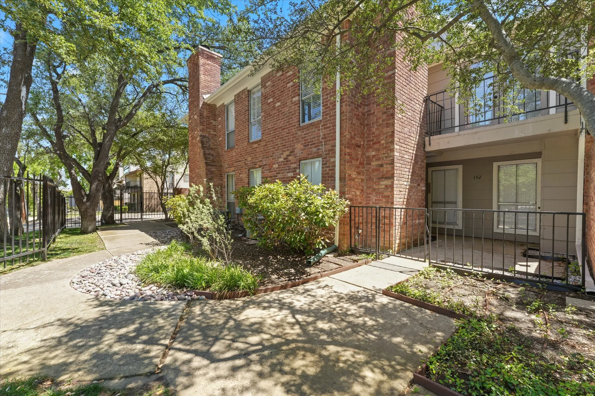 Condominium For Sale in Dallas County , 7510 Holly Hill Drive 152, Dallas, Texas 75231, 2 Bedroom, 3 Bathroom, Garage spaces, 1,179 Sqft, built in 1979, mls#21235805, Real Estate Agent in Dallas, Homes For Sale in Dallas county, Homes For Sale in Dallas, Realtor in Dallas Texas, Real Estate Brokerage Independent Realty Texas, Luminita Cordes Realtor