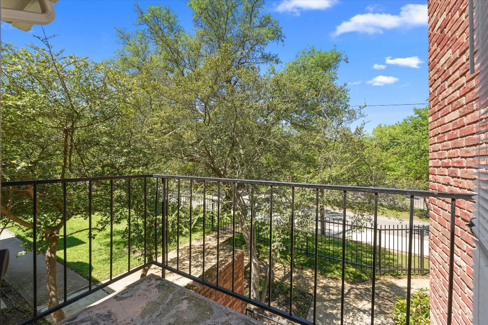 Condominium For Sale in Dallas County , 7510 Holly Hill Drive 152, Dallas, Texas 75231, 2 Bedroom, 3 Bathroom, Garage spaces, 1,179 Sqft, built in 1979, mls#21235805, Real Estate Agent in Dallas, Homes For Sale in Dallas county, Homes For Sale in Dallas, Realtor in Dallas Texas, Real Estate Brokerage Independent Realty Texas, Luminita Cordes Realtor