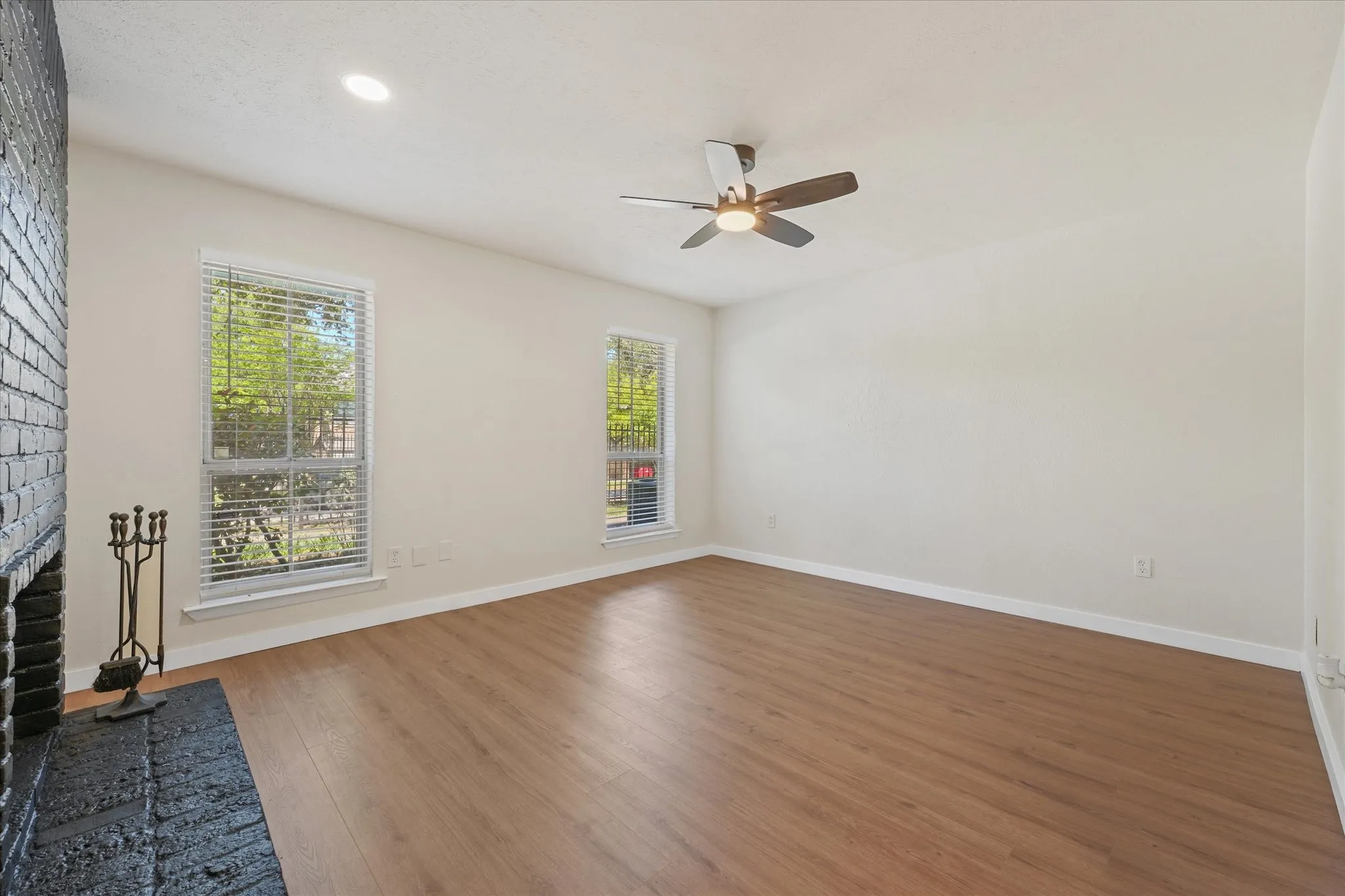 Condominium For Sale in Dallas County , 7510 Holly Hill Drive 152, Dallas, Texas 75231, 2 Bedroom, 3 Bathroom, Garage spaces, 1,179 Sqft, built in 1979, mls#21235805, Real Estate Agent in Dallas, Homes For Sale in Dallas county, Homes For Sale in Dallas, Realtor in Dallas Texas, Real Estate Brokerage Independent Realty Texas, Luminita Cordes Realtor