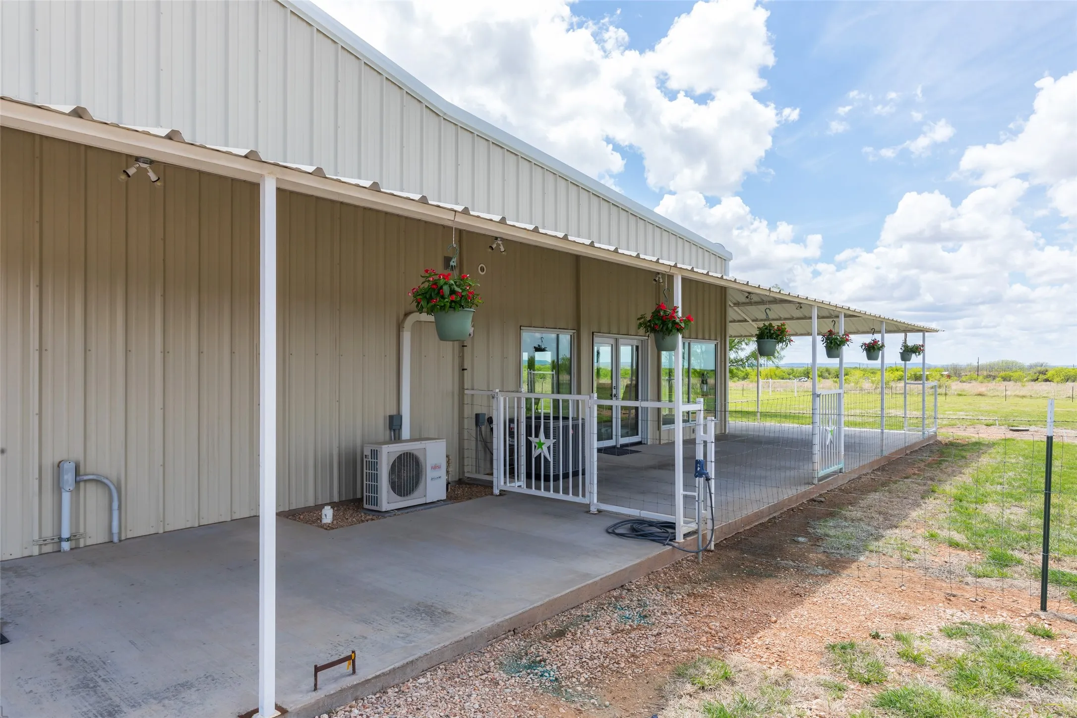 Warehouse/Man mansion has it's own heating and cooling units perfect for all seasons