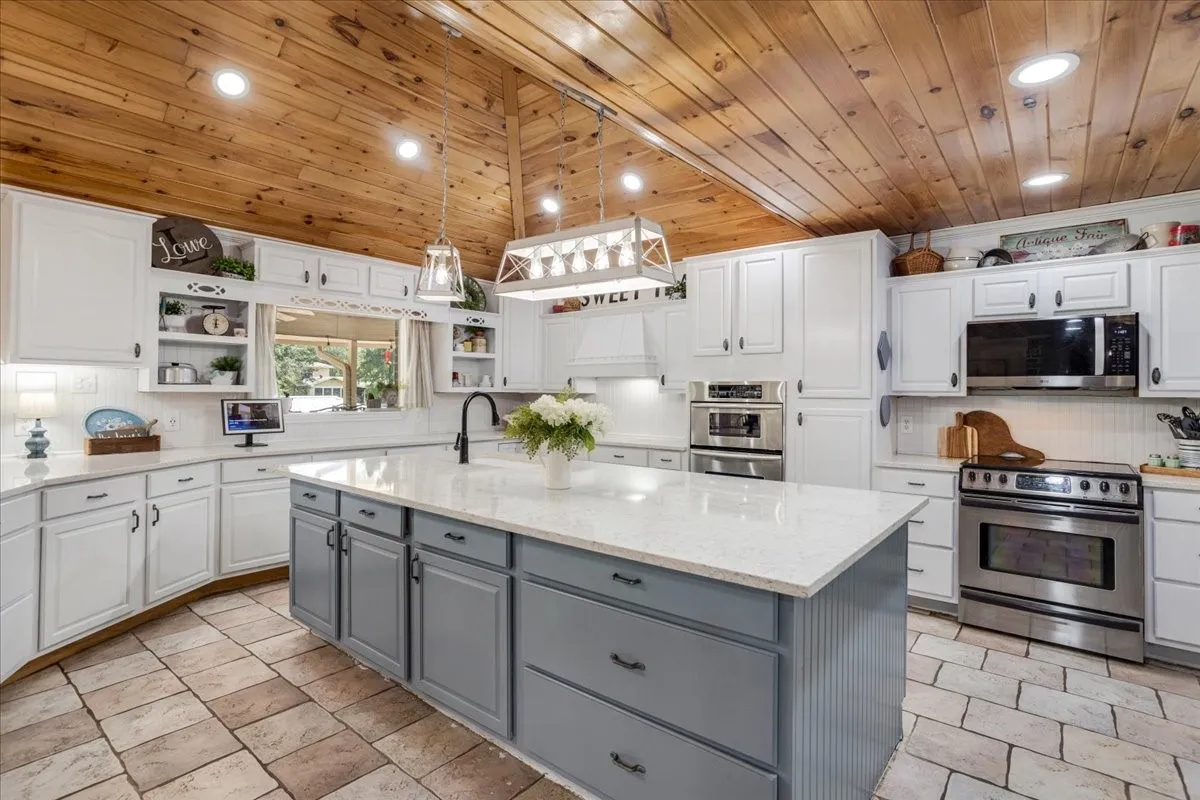 Single Family Residence For Sale in Henderson County , 6130 Peninsula Circle, Athens, Texas 75752, 4 Bedroom, 3 Bathroom, 4 Garage spaces, 3,994 Sqft, built in 2003, Preowned, mls#21235880, Real Estate Agent in Athens, Homes For Sale in Henderson county, Homes For Sale in Athens, Realtor in Athens Texas, Real Estate Brokerage Independent Realty Texas, Luminita Cordes Realtor