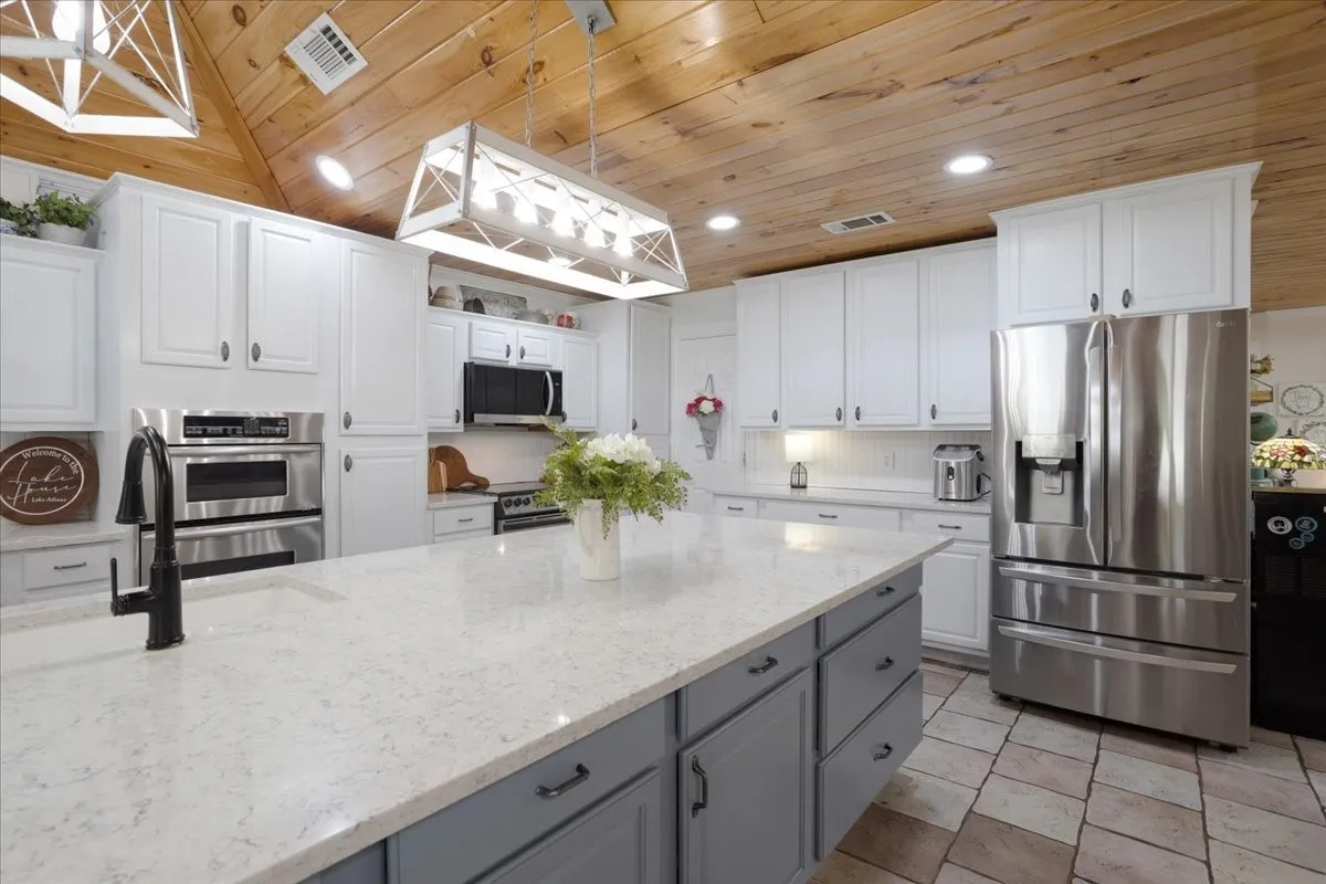 Single Family Residence For Sale in Henderson County , 6130 Peninsula Circle, Athens, Texas 75752, 4 Bedroom, 3 Bathroom, 4 Garage spaces, 3,994 Sqft, built in 2003, Preowned, mls#21235880, Real Estate Agent in Athens, Homes For Sale in Henderson county, Homes For Sale in Athens, Realtor in Athens Texas, Real Estate Brokerage Independent Realty Texas, Luminita Cordes Realtor