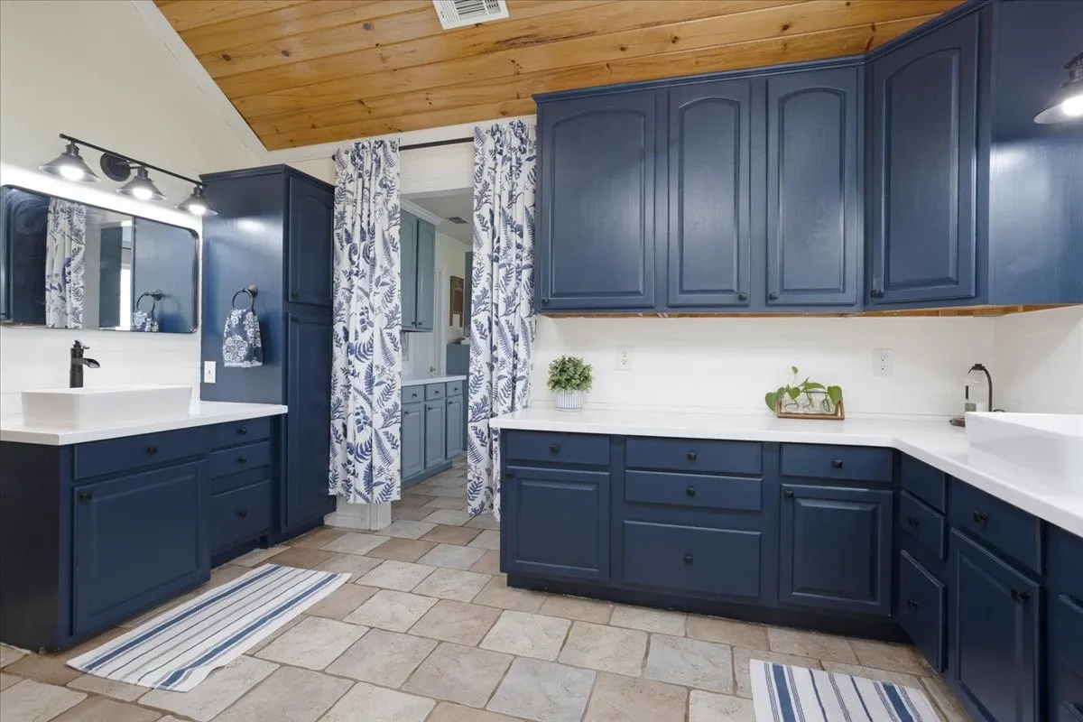 Single Family Residence For Sale in Henderson County , 6130 Peninsula Circle, Athens, Texas 75752, 4 Bedroom, 3 Bathroom, 4 Garage spaces, 3,994 Sqft, built in 2003, Preowned, mls#21235880, Real Estate Agent in Athens, Homes For Sale in Henderson county, Homes For Sale in Athens, Realtor in Athens Texas, Real Estate Brokerage Independent Realty Texas, Luminita Cordes Realtor