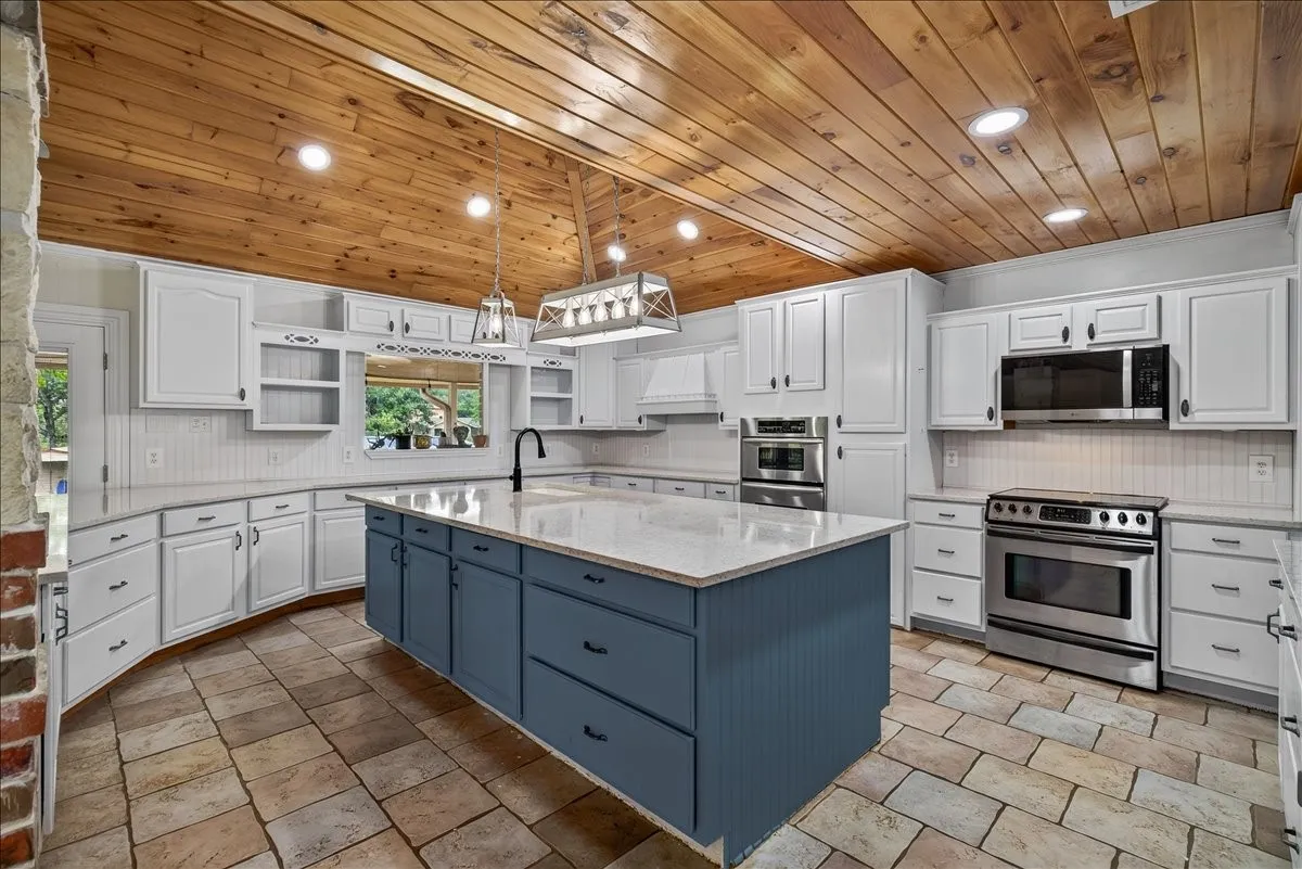 Single Family Residence For Sale in Henderson County , 6130 Peninsula Circle, Athens, Texas 75752, 4 Bedroom, 3 Bathroom, 4 Garage spaces, 3,994 Sqft, built in 2003, Preowned, mls#21235880, Real Estate Agent in Athens, Homes For Sale in Henderson county, Homes For Sale in Athens, Realtor in Athens Texas, Real Estate Brokerage Independent Realty Texas, Luminita Cordes Realtor