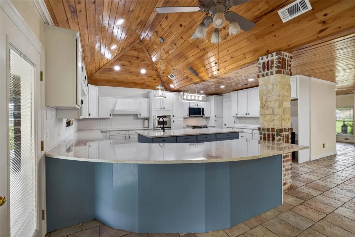 Single Family Residence For Sale in Henderson County , 6130 Peninsula Circle, Athens, Texas 75752, 4 Bedroom, 3 Bathroom, 4 Garage spaces, 3,994 Sqft, built in 2003, Preowned, mls#21235880, Real Estate Agent in Athens, Homes For Sale in Henderson county, Homes For Sale in Athens, Realtor in Athens Texas, Real Estate Brokerage Independent Realty Texas, Luminita Cordes Realtor