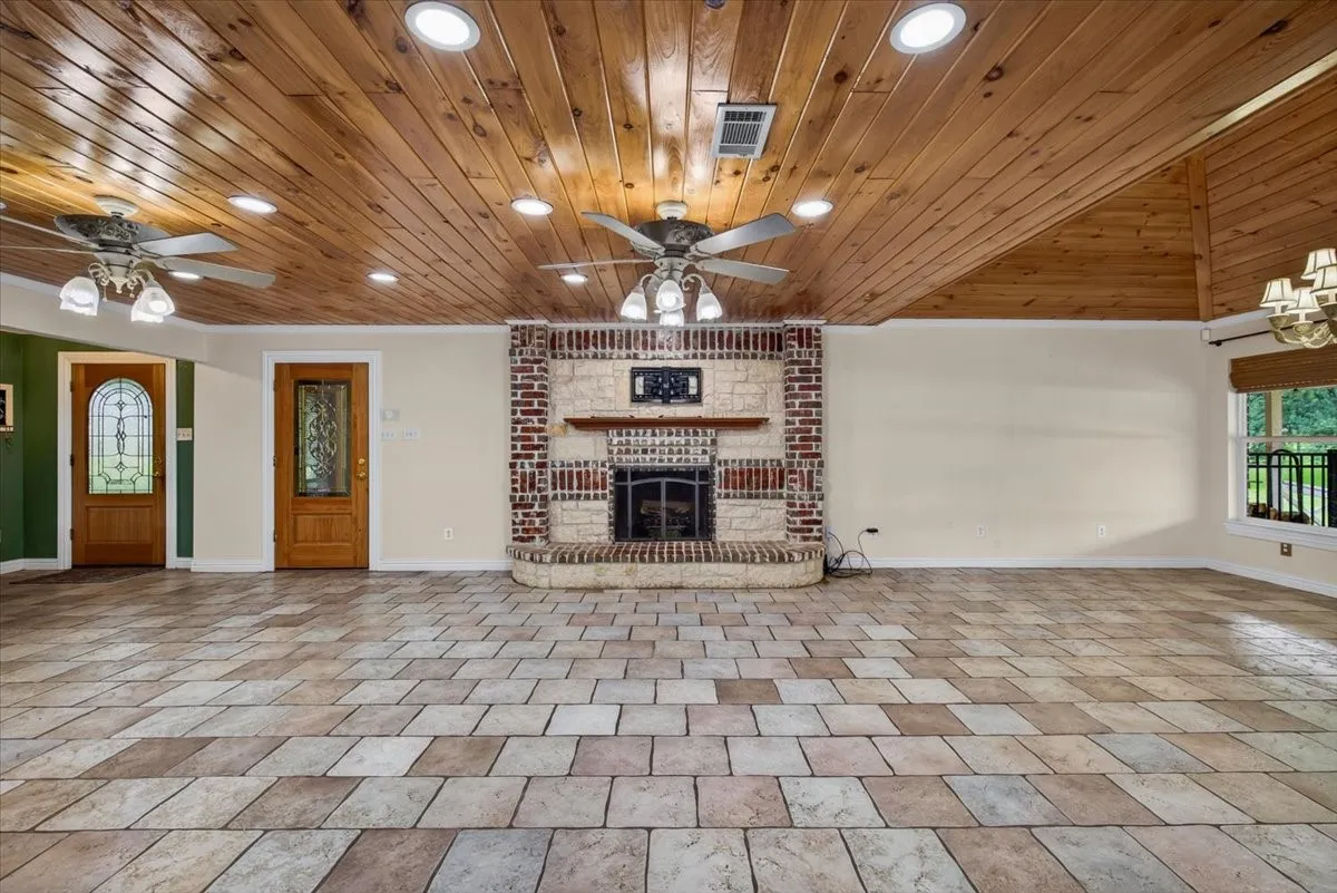 Single Family Residence For Sale in Henderson County , 6130 Peninsula Circle, Athens, Texas 75752, 4 Bedroom, 3 Bathroom, 4 Garage spaces, 3,994 Sqft, built in 2003, Preowned, mls#21235880, Real Estate Agent in Athens, Homes For Sale in Henderson county, Homes For Sale in Athens, Realtor in Athens Texas, Real Estate Brokerage Independent Realty Texas, Luminita Cordes Realtor