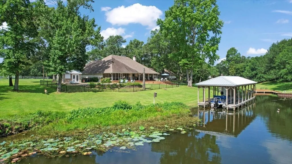 Single Family Residence For Sale in Henderson County , 6130 Peninsula Circle, Athens, Texas 75752, 4 Bedroom, 3 Bathroom, 4 Garage spaces, 3,994 Sqft, built in 2003, Preowned, mls#21235880, Real Estate Agent in Athens, Homes For Sale in Henderson county, Homes For Sale in Athens, Realtor in Athens Texas, Real Estate Brokerage Independent Realty Texas, Luminita Cordes Realtor