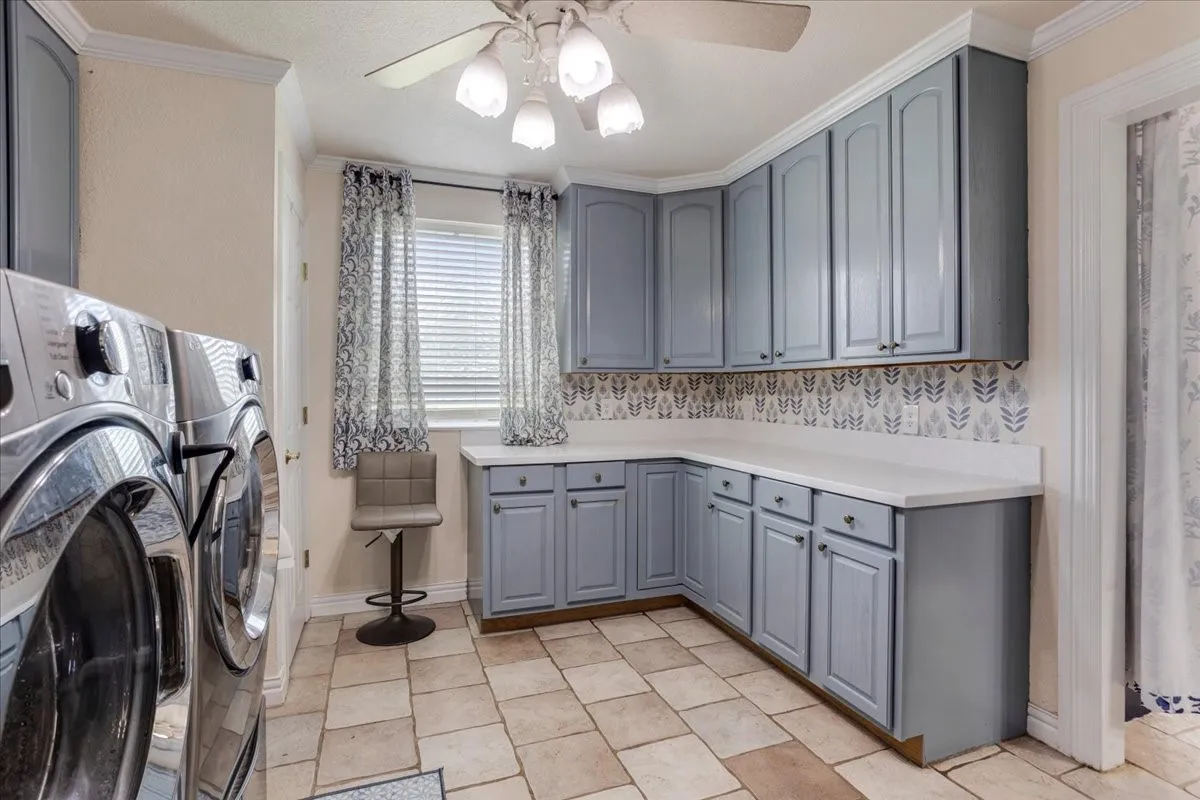 Single Family Residence For Sale in Henderson County , 6130 Peninsula Circle, Athens, Texas 75752, 4 Bedroom, 3 Bathroom, 4 Garage spaces, 3,994 Sqft, built in 2003, Preowned, mls#21235880, Real Estate Agent in Athens, Homes For Sale in Henderson county, Homes For Sale in Athens, Realtor in Athens Texas, Real Estate Brokerage Independent Realty Texas, Luminita Cordes Realtor