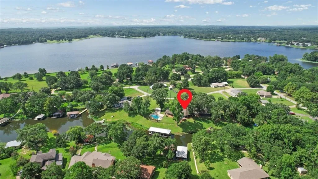Single Family Residence For Sale in Henderson County , 6130 Peninsula Circle, Athens, Texas 75752, 4 Bedroom, 3 Bathroom, 4 Garage spaces, 3,994 Sqft, built in 2003, Preowned, mls#21235880, Real Estate Agent in Athens, Homes For Sale in Henderson county, Homes For Sale in Athens, Realtor in Athens Texas, Real Estate Brokerage Independent Realty Texas, Luminita Cordes Realtor
