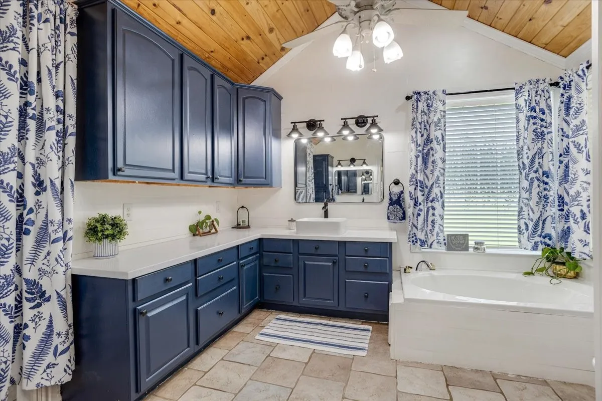 Single Family Residence For Sale in Henderson County , 6130 Peninsula Circle, Athens, Texas 75752, 4 Bedroom, 3 Bathroom, 4 Garage spaces, 3,994 Sqft, built in 2003, Preowned, mls#21235880, Real Estate Agent in Athens, Homes For Sale in Henderson county, Homes For Sale in Athens, Realtor in Athens Texas, Real Estate Brokerage Independent Realty Texas, Luminita Cordes Realtor