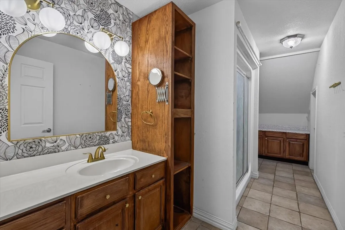 Single Family Residence For Sale in Henderson County , 6130 Peninsula Circle, Athens, Texas 75752, 4 Bedroom, 3 Bathroom, 4 Garage spaces, 3,994 Sqft, built in 2003, Preowned, mls#21235880, Real Estate Agent in Athens, Homes For Sale in Henderson county, Homes For Sale in Athens, Realtor in Athens Texas, Real Estate Brokerage Independent Realty Texas, Luminita Cordes Realtor