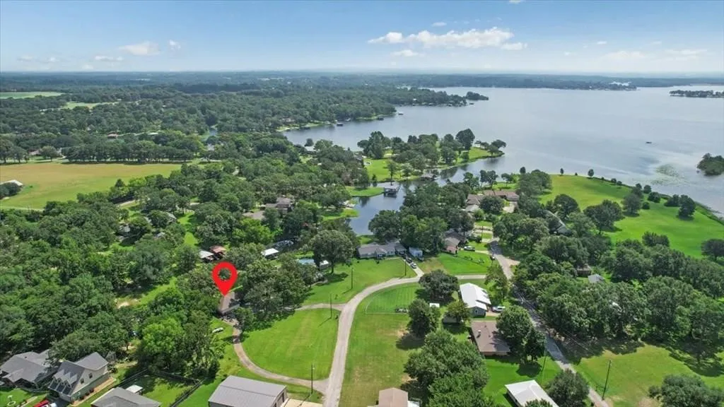 Single Family Residence For Sale in Henderson County , 6130 Peninsula Circle, Athens, Texas 75752, 4 Bedroom, 3 Bathroom, 4 Garage spaces, 3,994 Sqft, built in 2003, Preowned, mls#21235880, Real Estate Agent in Athens, Homes For Sale in Henderson county, Homes For Sale in Athens, Realtor in Athens Texas, Real Estate Brokerage Independent Realty Texas, Luminita Cordes Realtor